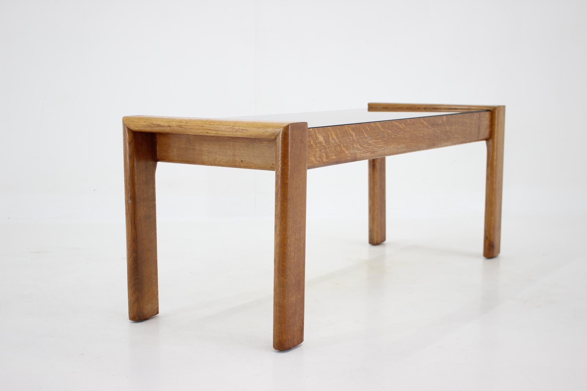 Finlandais Table basse en chêne et verre des années 1960, Finlande en vente