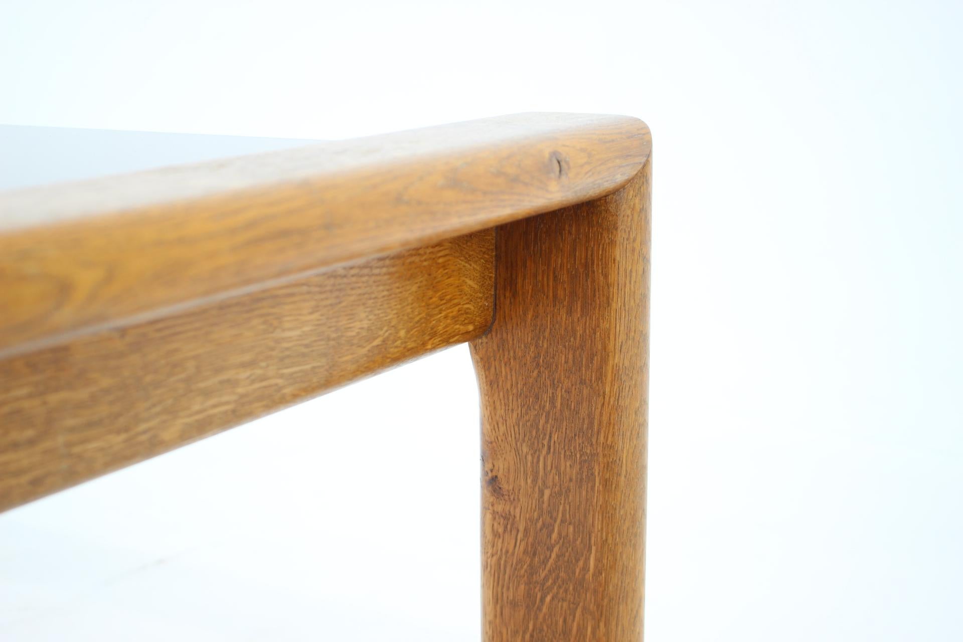 Chêne Table basse en chêne et verre des années 1960, Finlande en vente