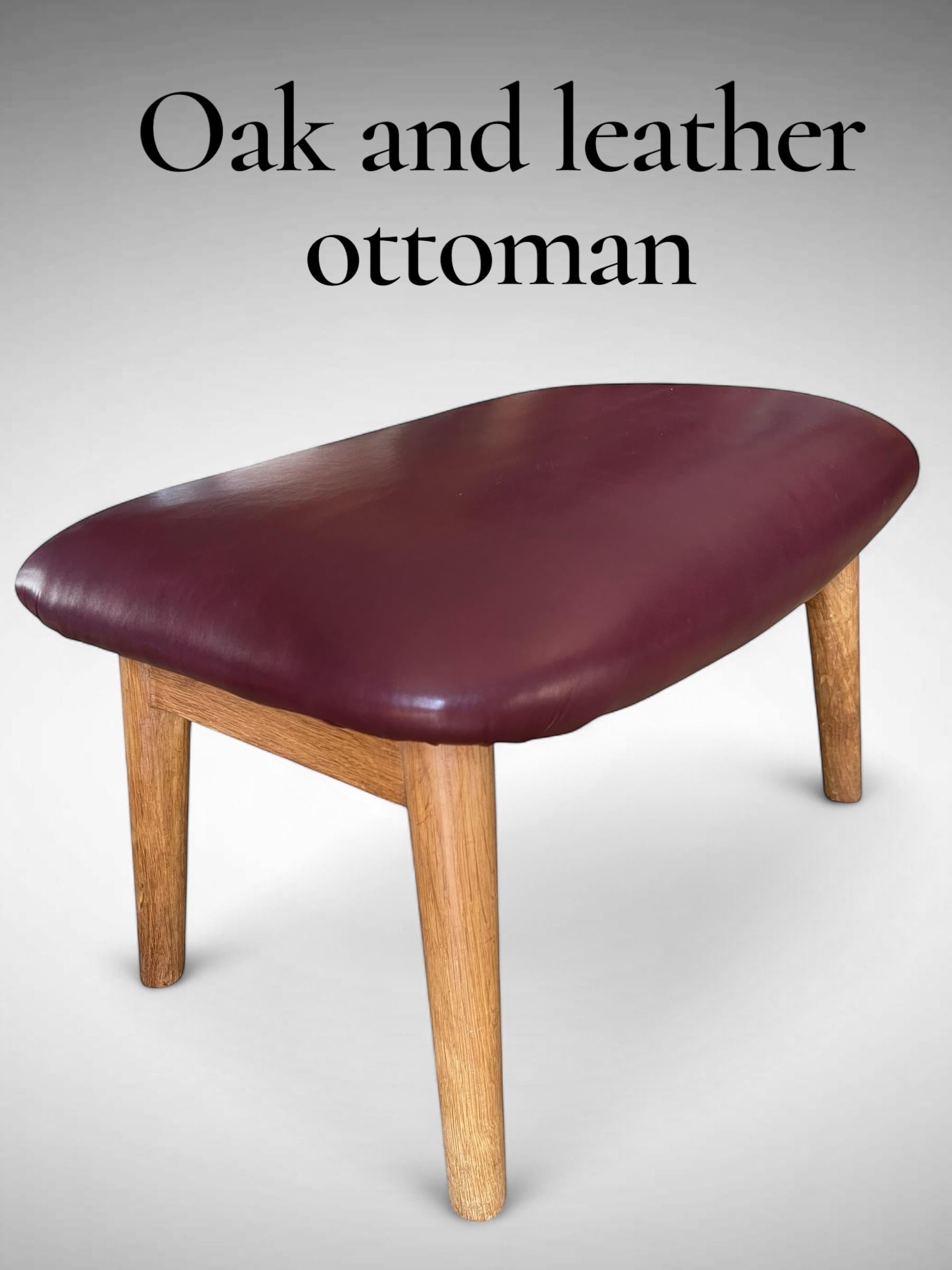 Otomana de roble y cuero de los años 60 en venta 3