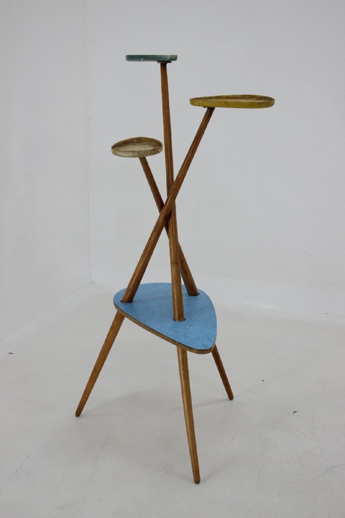 1960s Oak and Umakart Plant Stand, Czechoslovakia In Good Condition For Sale In Praha, CZ