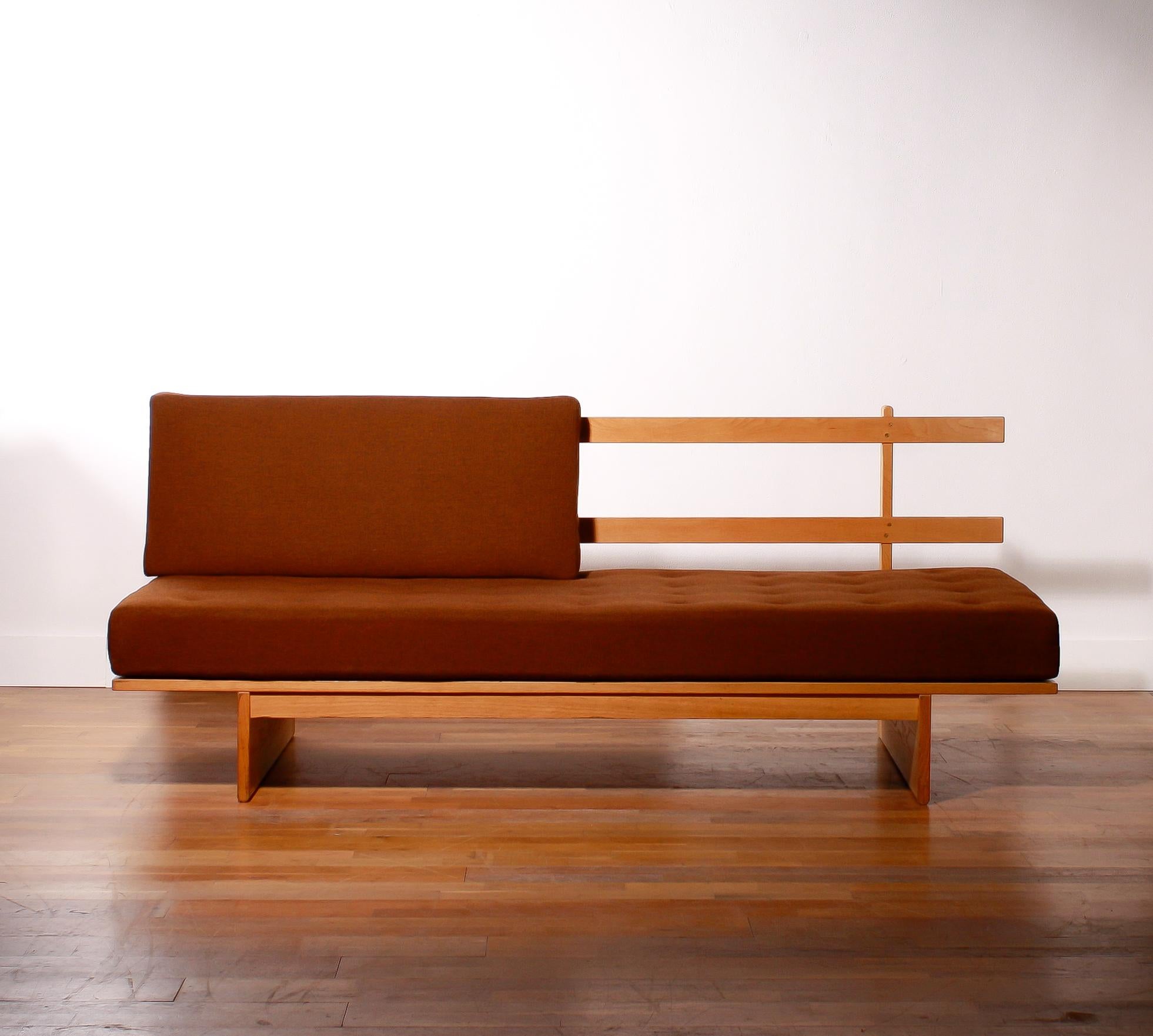 In absolute top condition sleeper or daybed in oak and dark brown wool.
The oak wood frame and the dark brown wool upholstery are in excellent condition.
Designed by Bra Bohag.
Manufactured by DUX.
Design period 1960-1969.
The dimensions are H