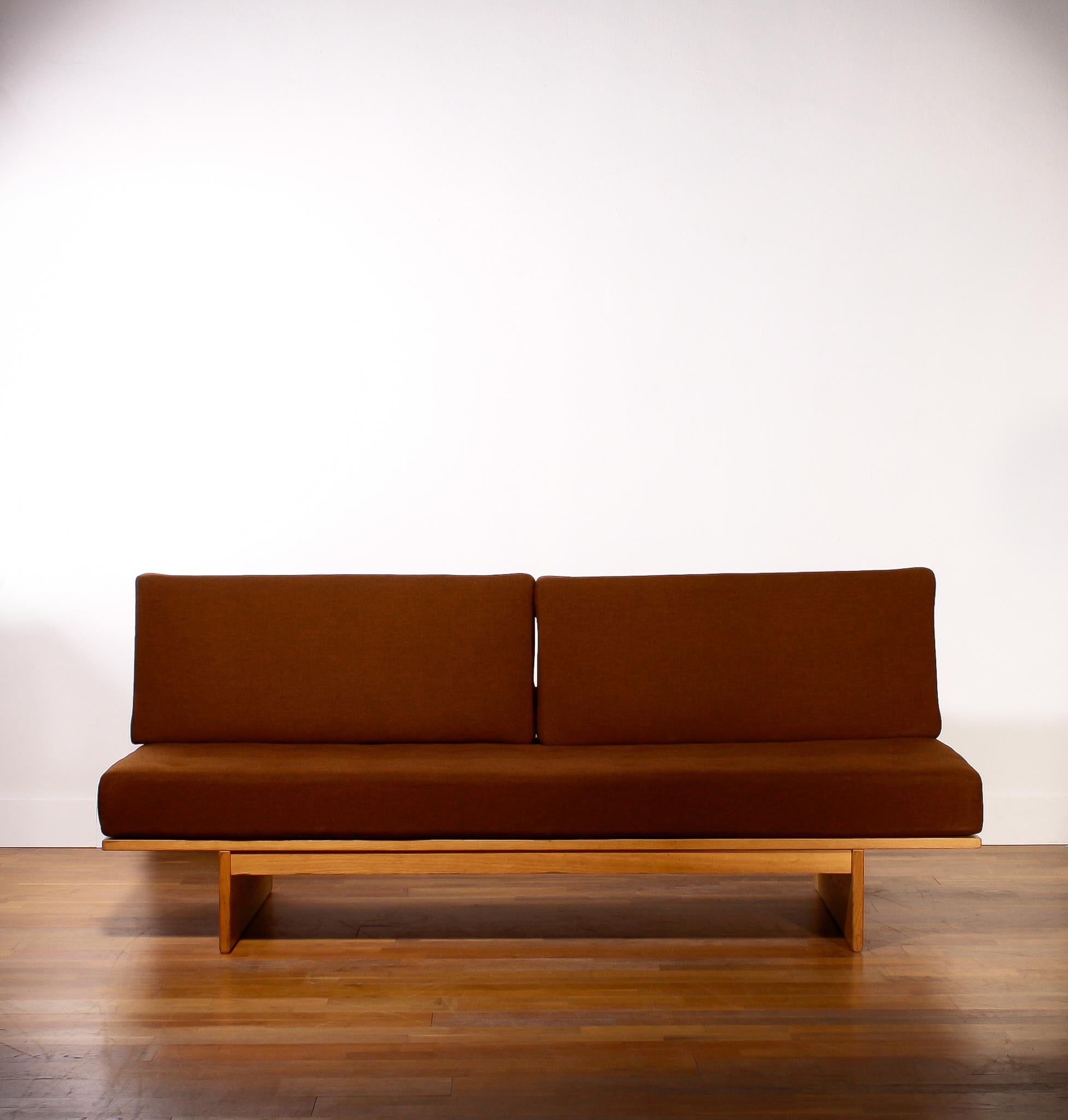In absolute top condition sleeper or daybed in oak and dark brown wool.
The oakwood frame and the dark brown wool upholstery are in excellent condition.
Designed by Bra Bohag.
Manufactured by DUX.
Design period 1960-1969.
The dimensions are H