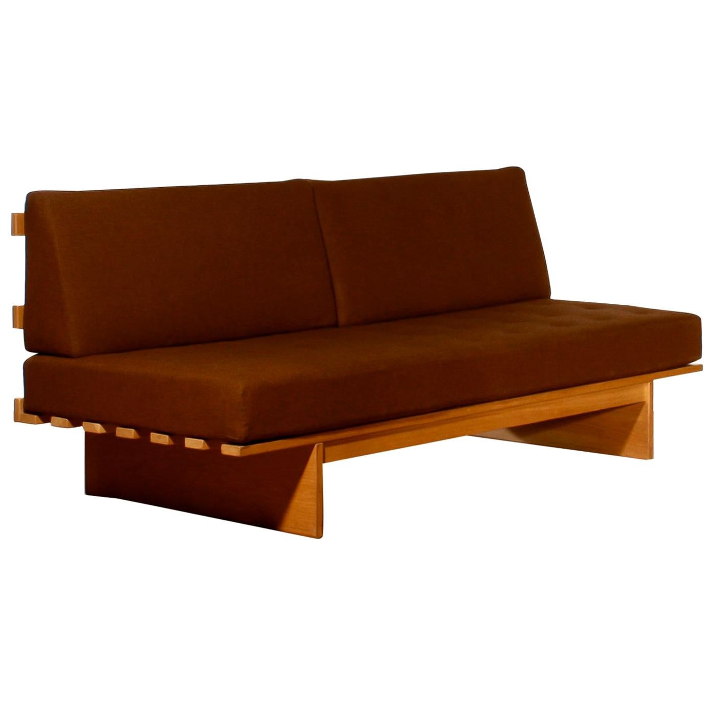 In absolute top condition sleeper or daybed in oak and dark brown wool.
The seat cushion / mattress is excellent and built with high-quality pocket springs
Overall impression is good.
Designed by Bra Bohag.
Manufactured by DUX.
Design period