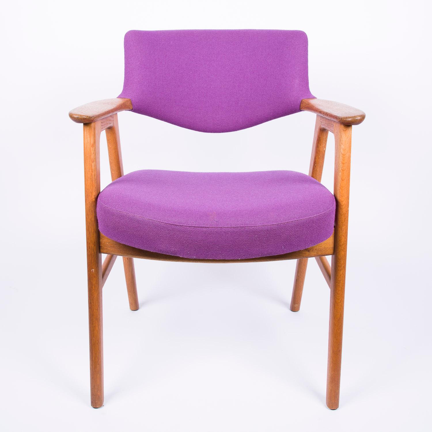 Oak chair by Erik Kierkegaard for Høng Stolefabrik, Denmark, circa 1960.

Original purple wool upholstery.