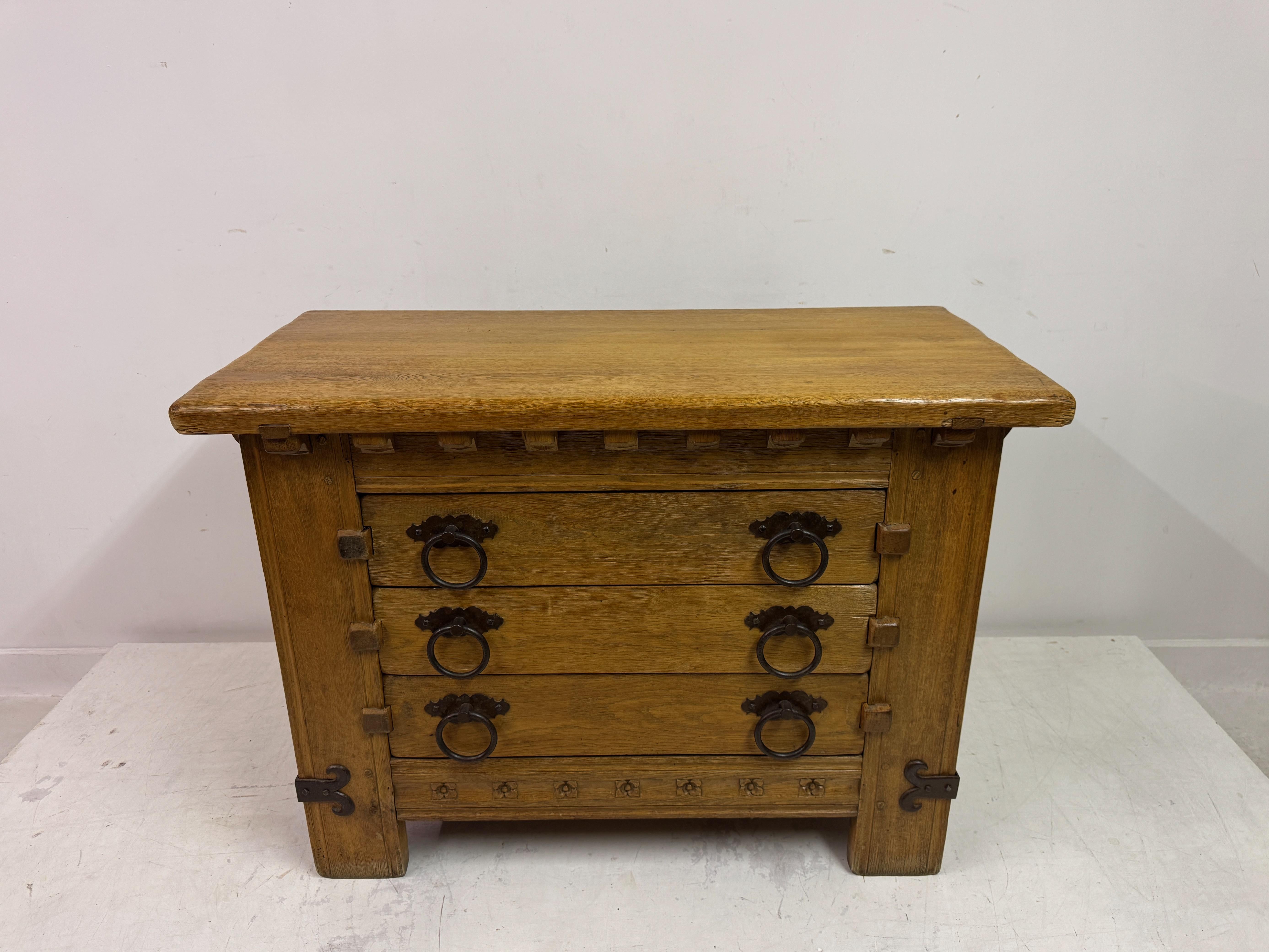 1960s Oak Chest of Drawers with Decorative Ironwork In Good Condition For Sale In London, London