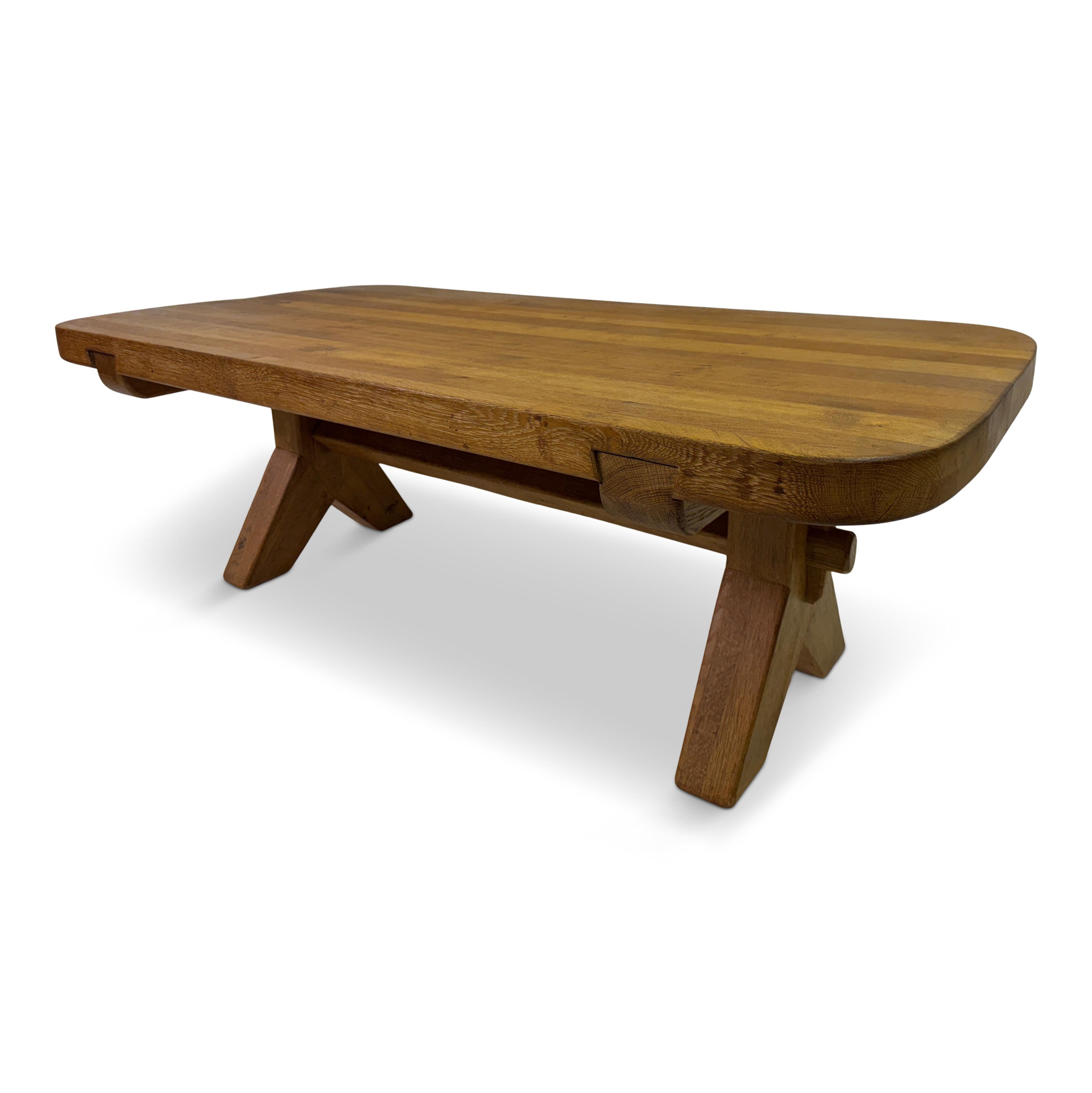Table basse en Oak Oak des années 1960 par De Puydt

Cette table basse en chêne des années 1960, magnifiquement réalisée par le designer belge De Puydt, incarne la chaleur et la solidité de l'artisanat traditionnel avec une sensibilité résolument