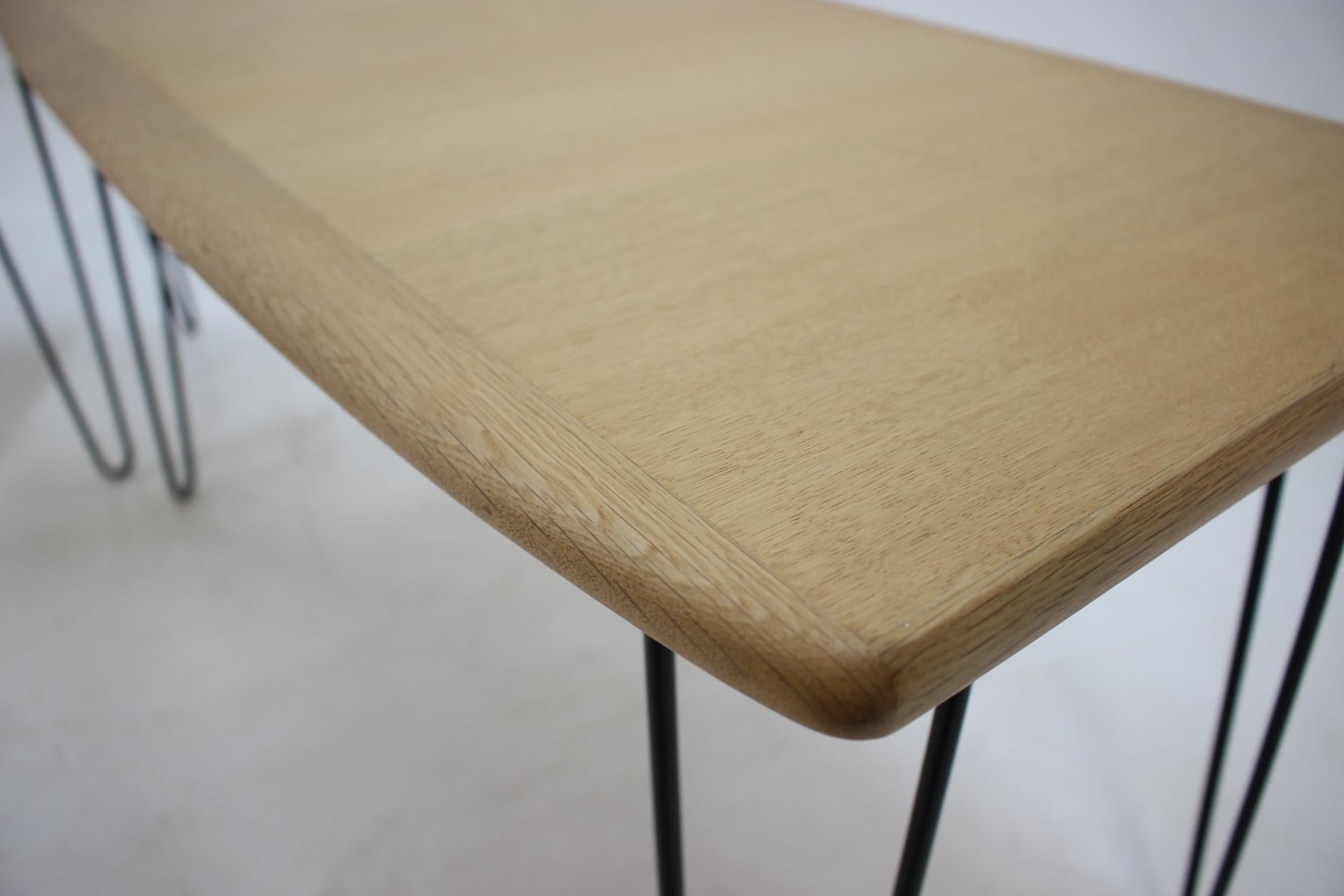 Table basse en chêne des années 1960 sur pieds en épingle à cheveux en vente 4