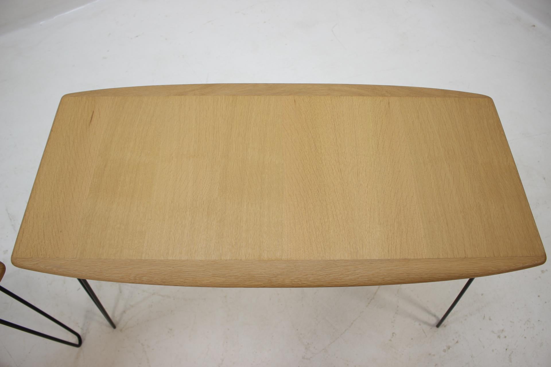 Mid-Century Modern 1960s Oak Coffee Table on Hairpin Legs For Sale