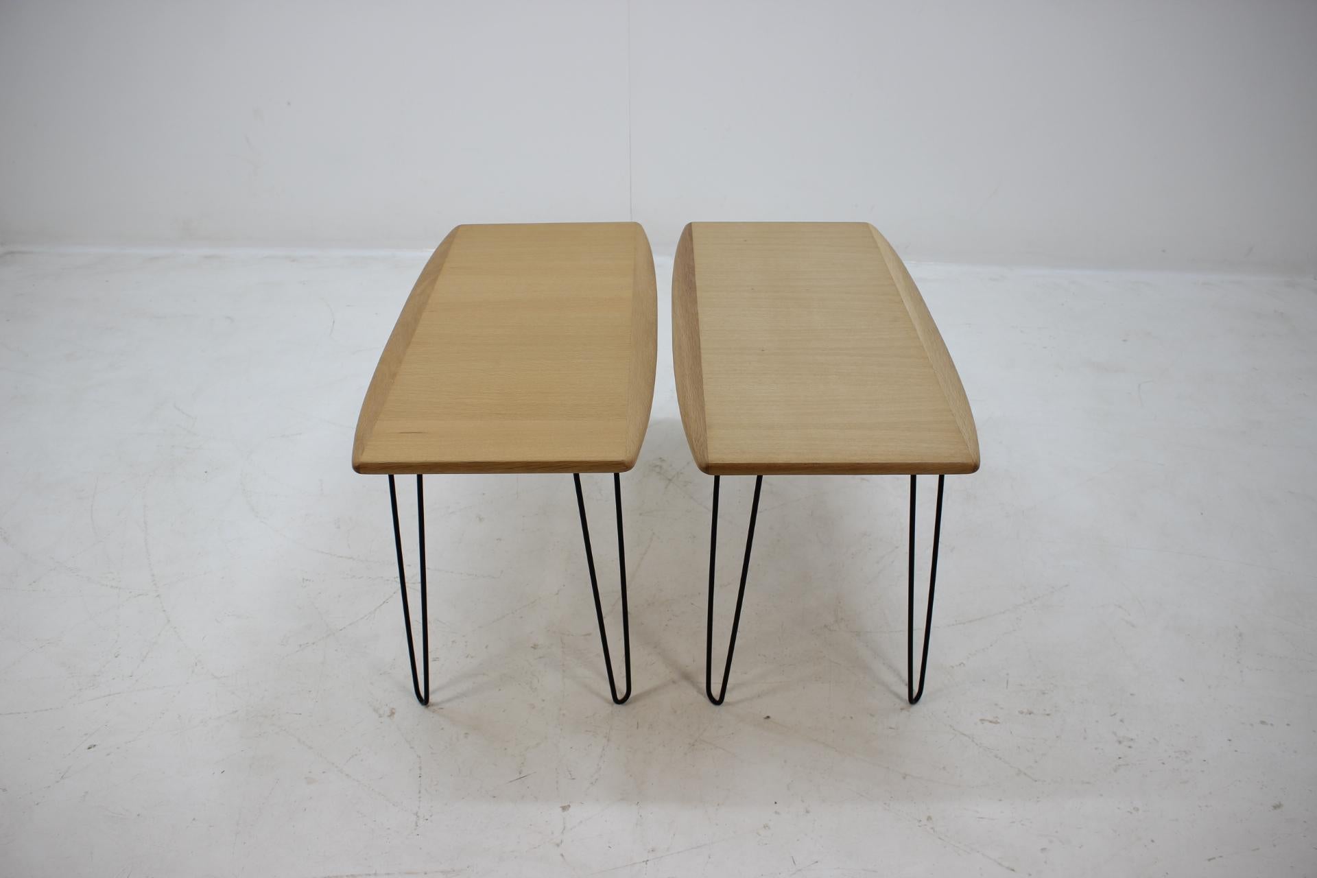 1960s Oak Coffee Table on Hairpin Legs In Good Condition For Sale In Praha, CZ