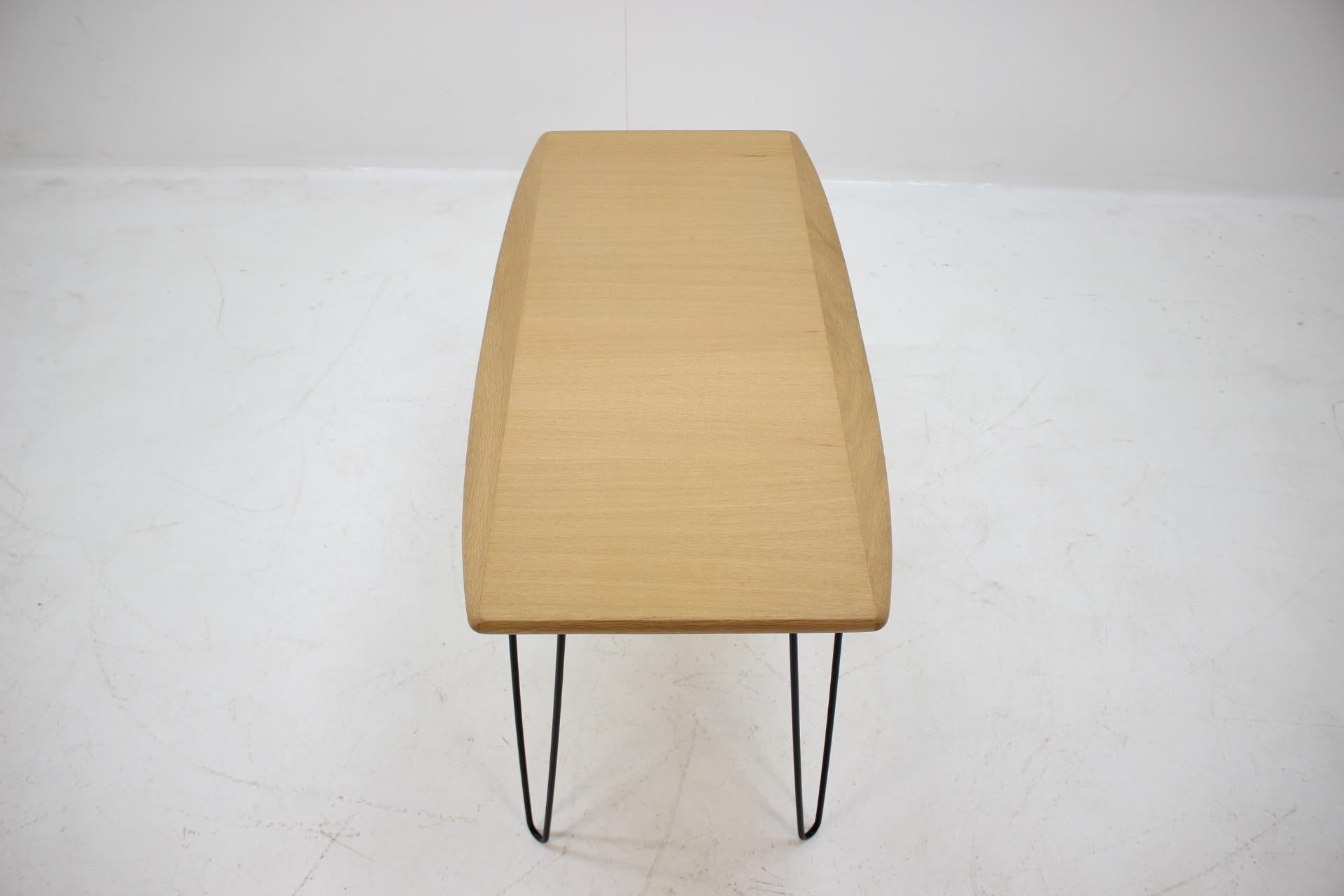 1960s Oak Coffee Table on Hairpin Legs In Good Condition In Praha, CZ