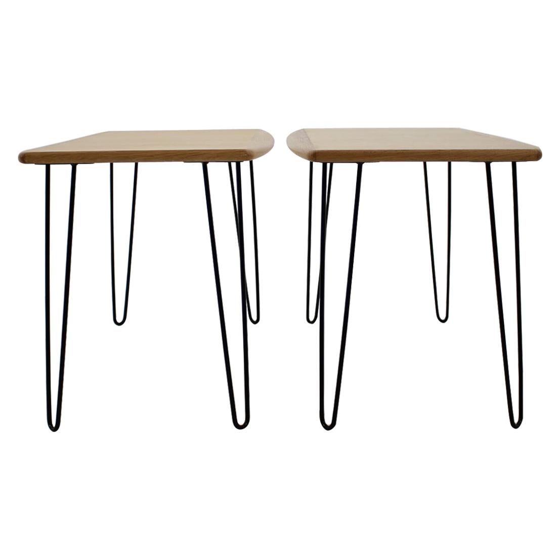 Mesa baja de roble de los años 60 con patas de horquilla