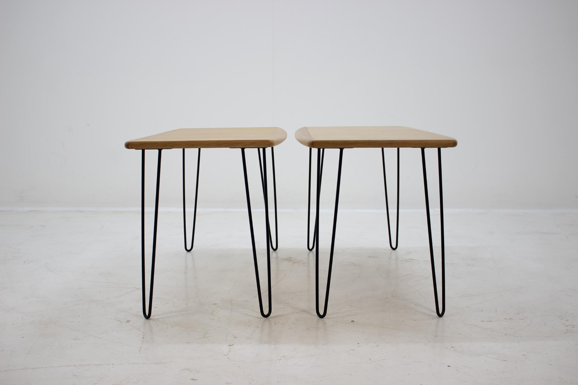 1960s Oak Coffee Table on Hairpin Legs, Set of 2 In Good Condition In Praha, CZ
