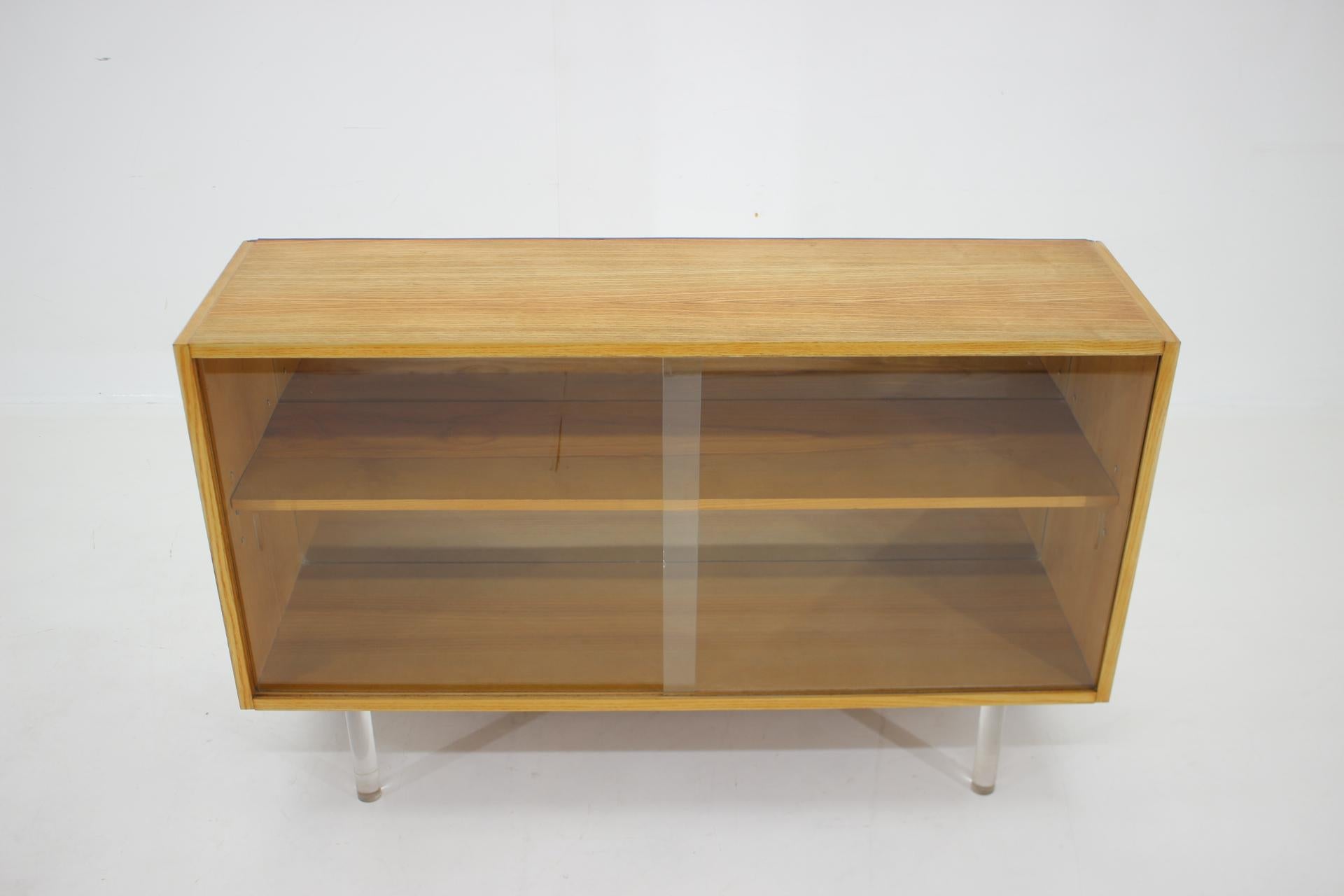 1960s Oak Glass Cabinet with Lucide Legs, Germany  In Good Condition For Sale In Praha, CZ