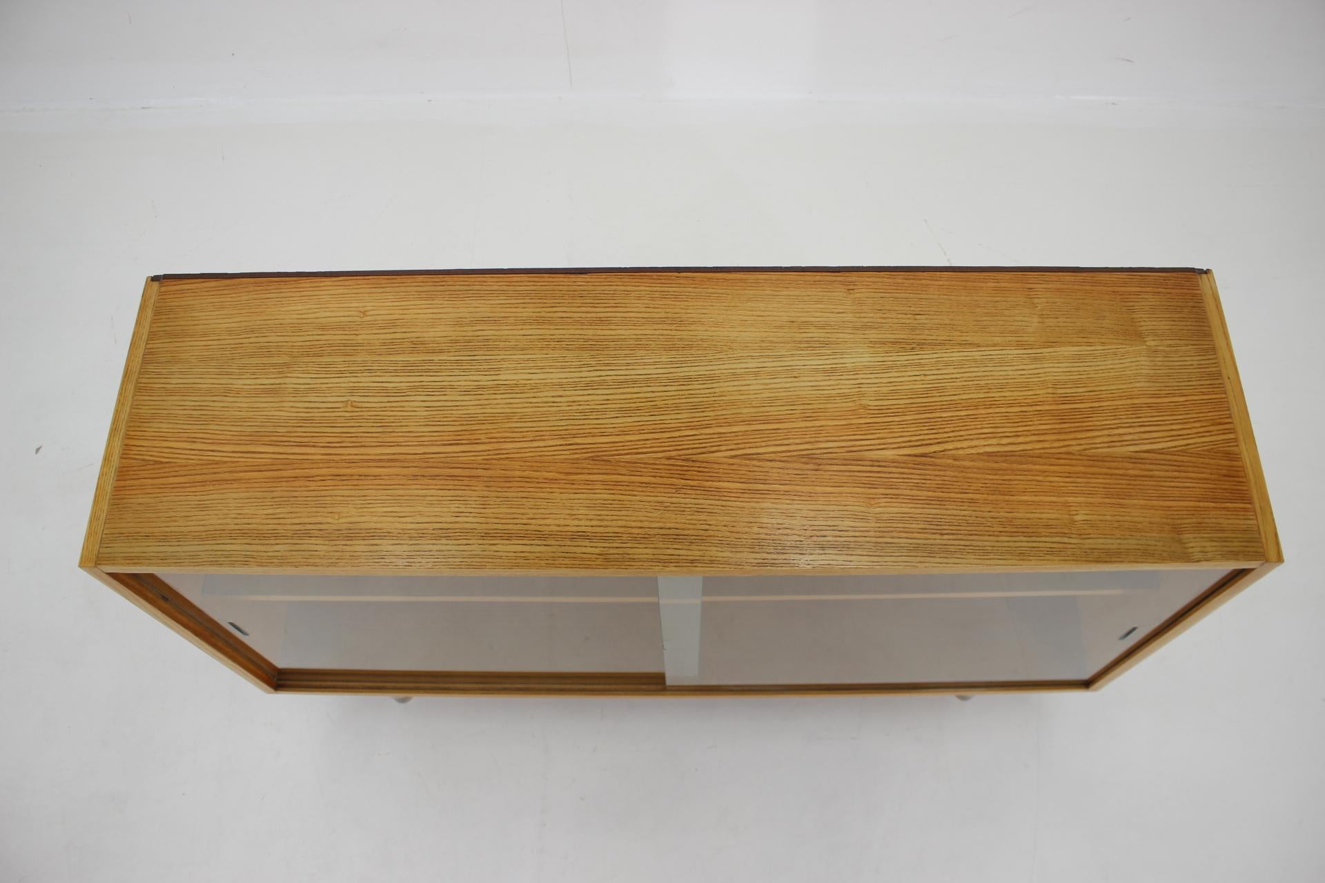 1960s Oak Glass Cabinet with Lucide Legs, Germany  For Sale 1