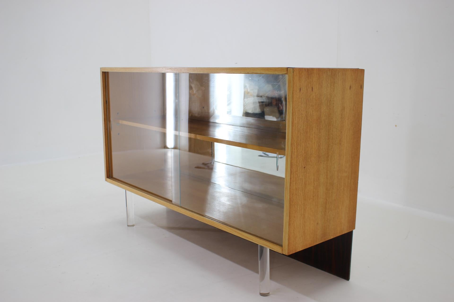 1960s Oak Glass Cabinet with Lucide Legs, Germany  For Sale 2