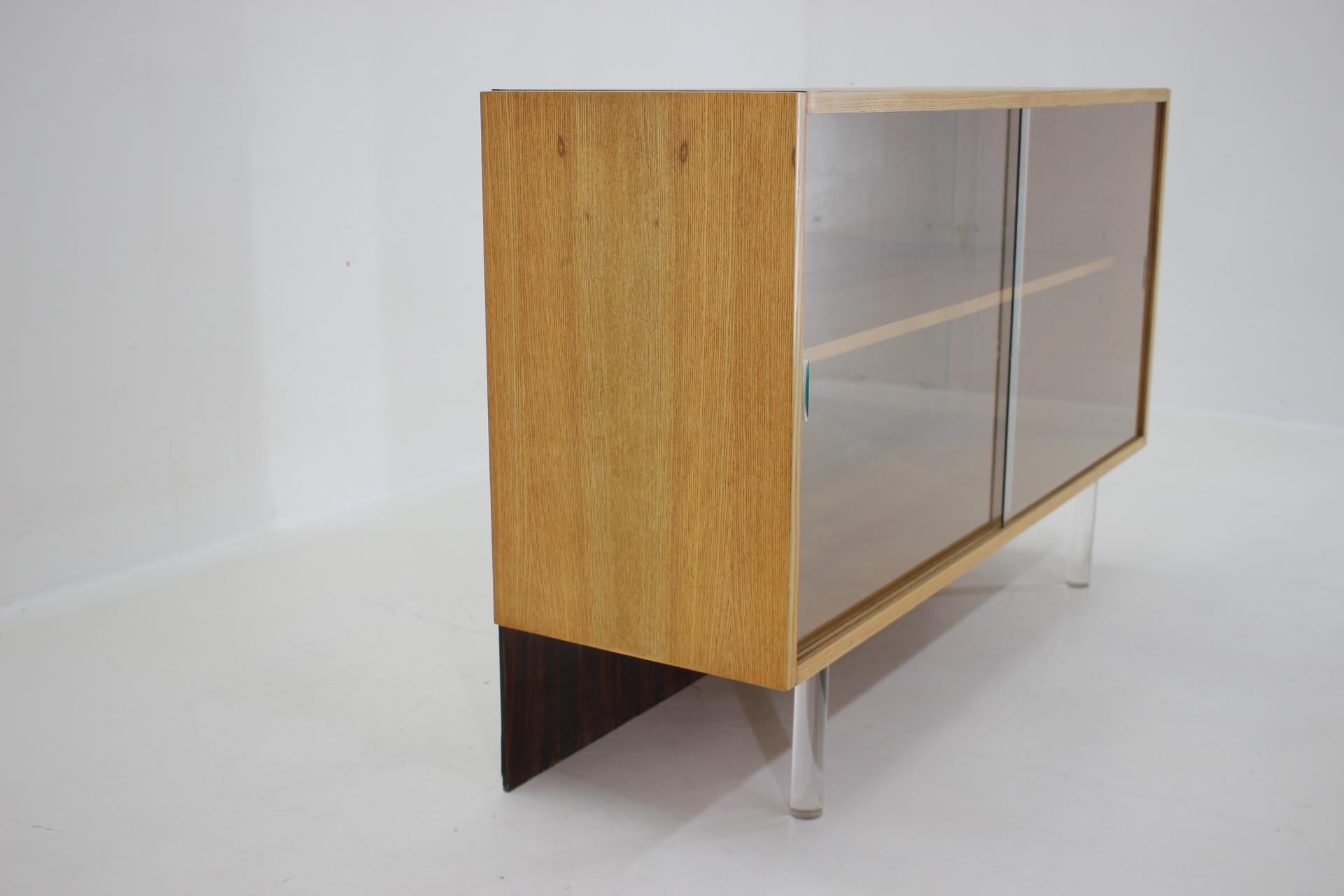 1960s Oak Glass Cabinet with Lucide Legs, Germany  For Sale 3