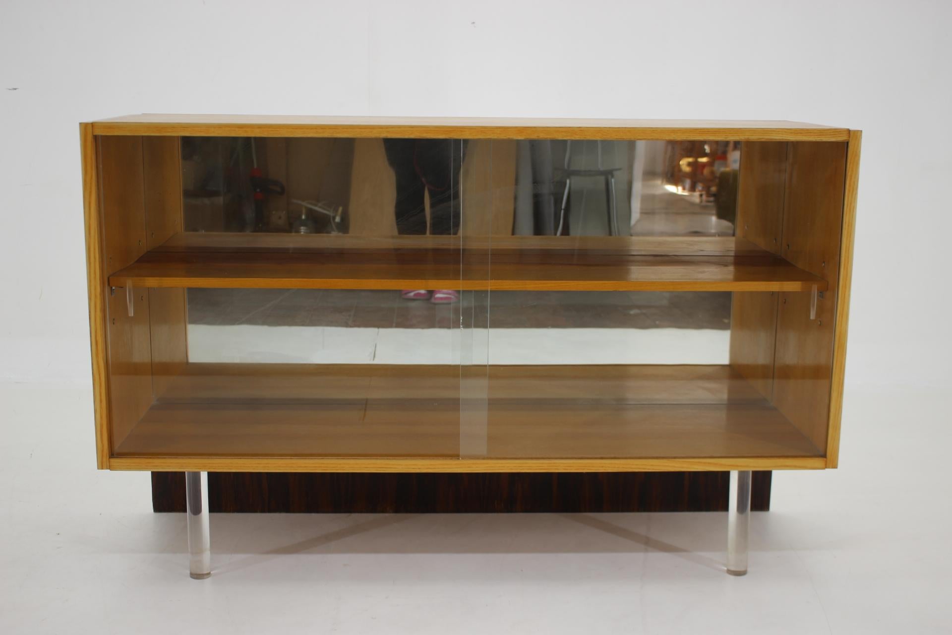 1960s Oak Glass Cabinet with Lucide Legs, Germany  For Sale 4