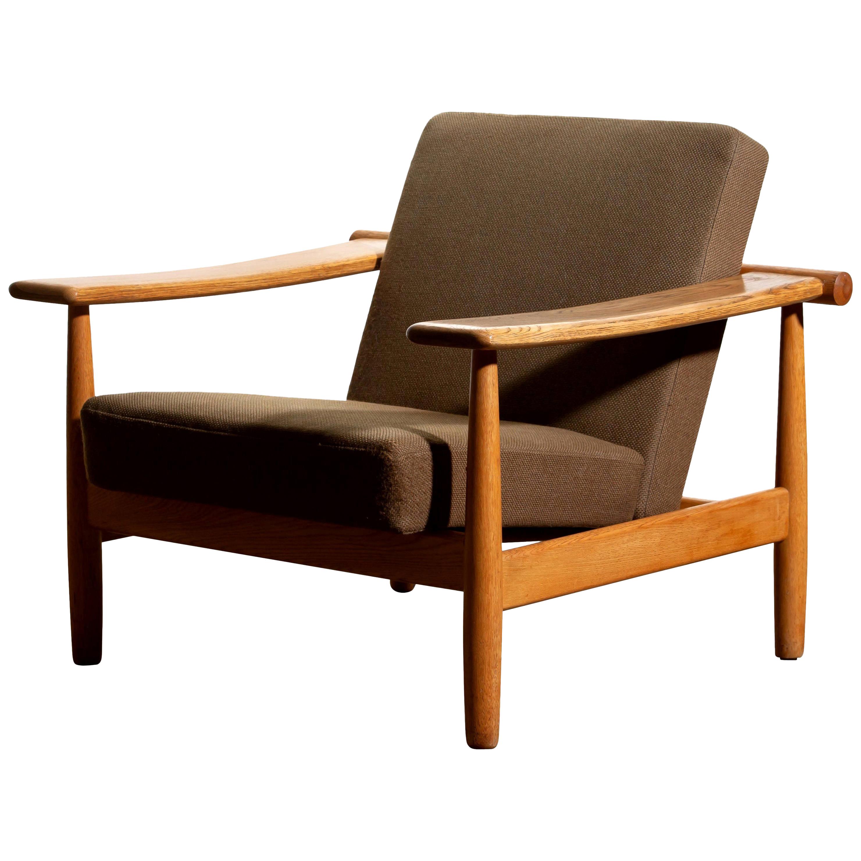 Beautiful oak lounge chair from the 1960s made in Denmark.
The oak frame is in good condition.
The fabric is in fair condition like the pictures shows.



  