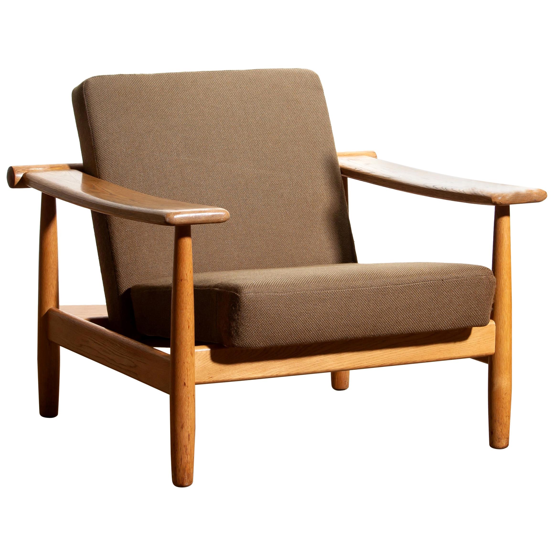 Beautiful oak lounge chair from the 1960s made in Denmark.
The oak frame is in good condition.
The fabric is in fair condition like the pictures shows.



                     