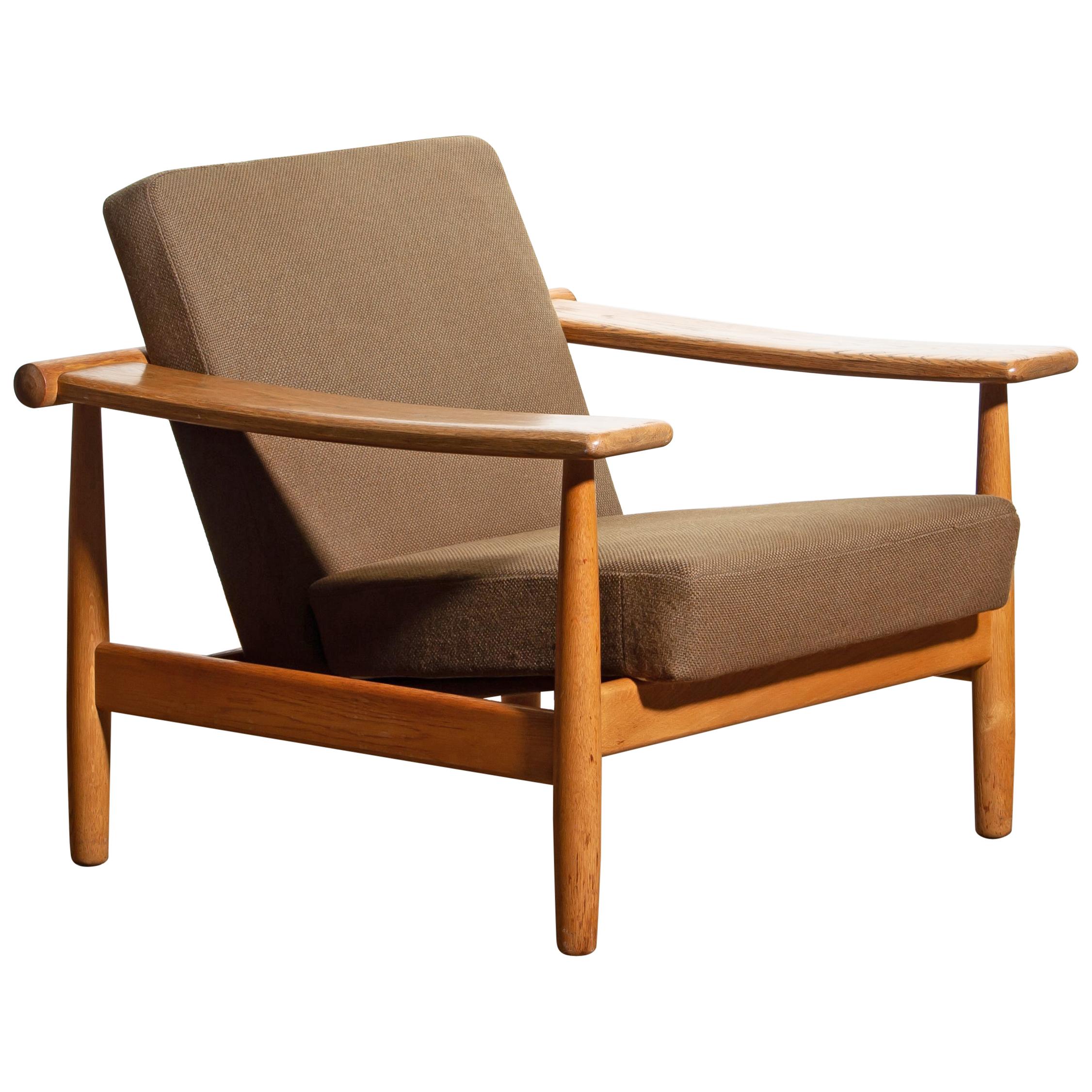 Beautiful oak lounge chair from the 1960s made in Denmark.
The oak frame is in good condition. 
The fabric is in fair condition like the pictures shows.



 