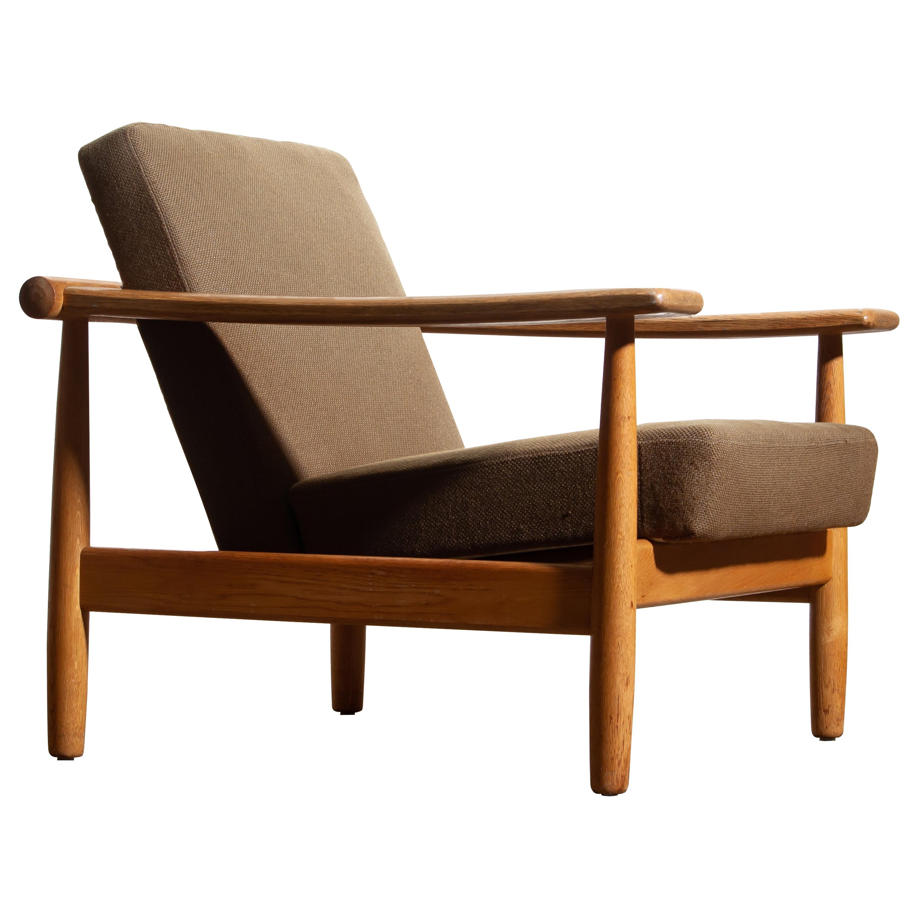 Beautiful oak lounge chair from the 1960s made in Denmark.
The oak frame is in good condition.
The fabric is in fair condition like the pictures shows.



   