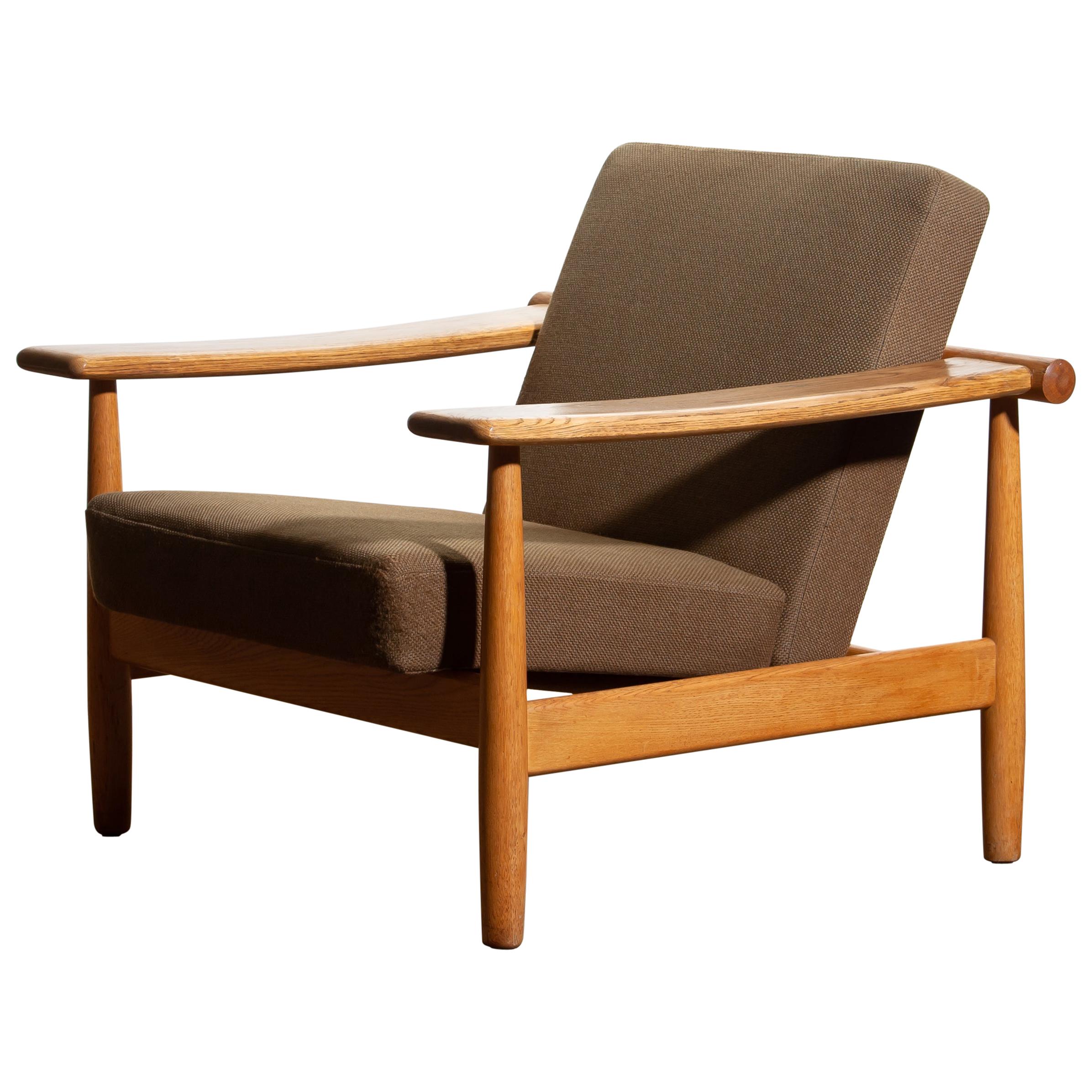 Beautiful oak lounge chair from the 1960s made in Denmark.
The oak frame is in good condition.
The fabric is in fair condition like the pictures shows.



 