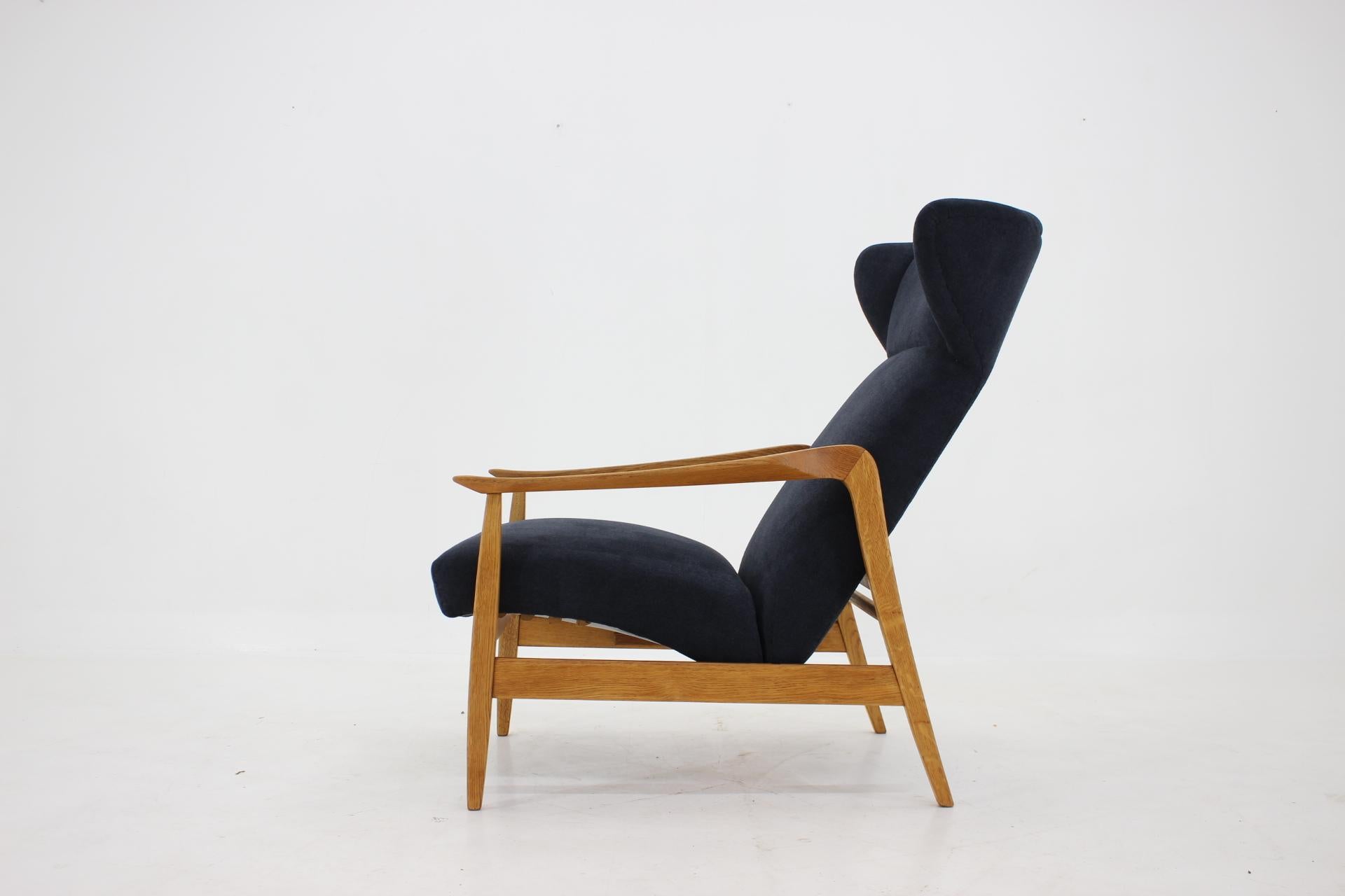 1960s Oak Reclining Wing Chair, Czechoslovakia In Good Condition For Sale In Praha, CZ