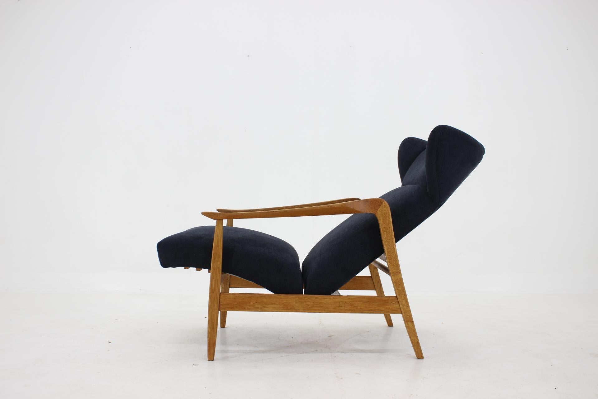 1960s Oak Reclining Wing Chair, Czechoslovakia For Sale 1