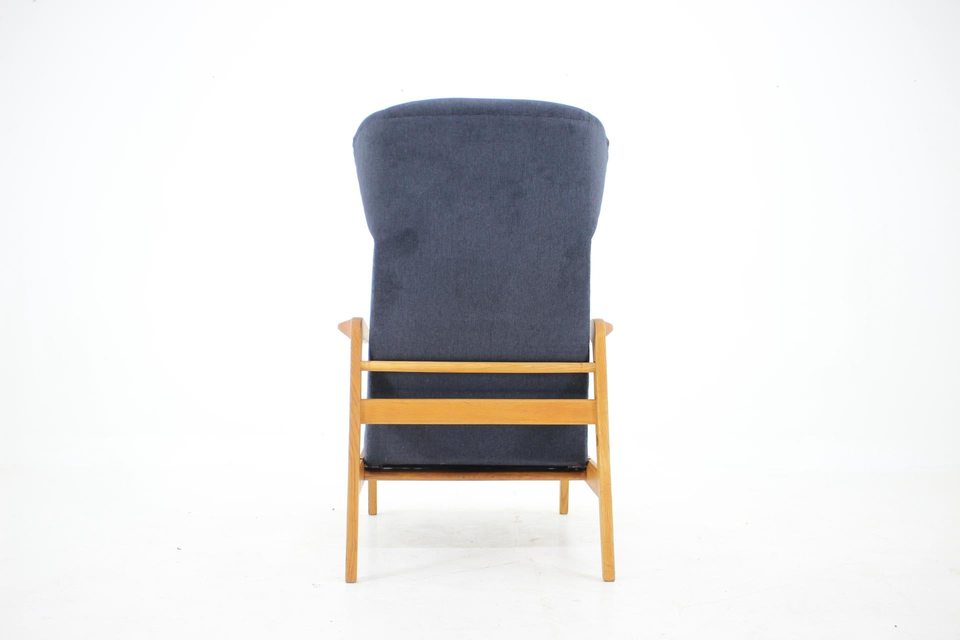 1960s Oak Reclining Wing Chair, Czechoslovakia For Sale 2