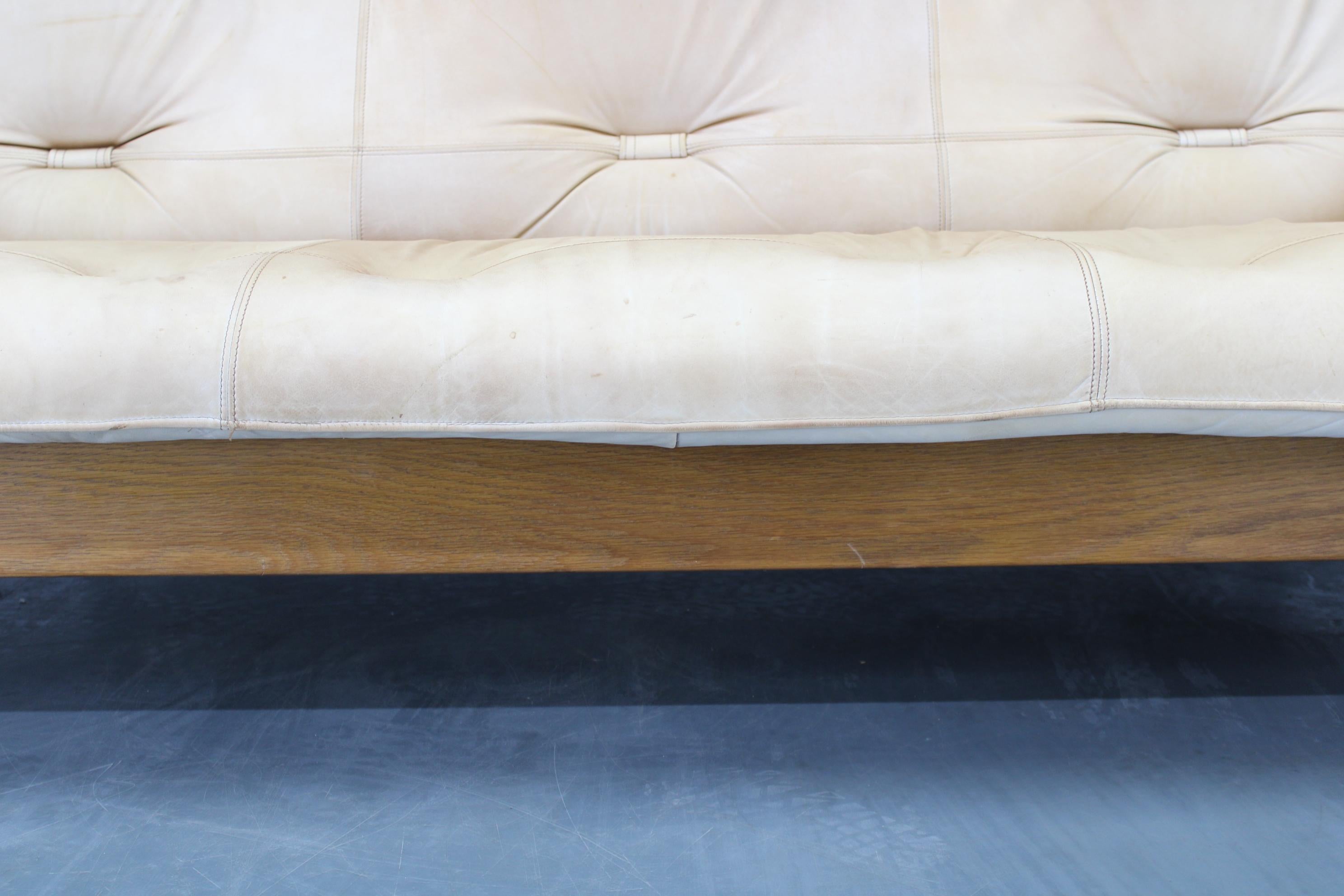 Divano scandinavo a 3 posti in Oak del 1960 con rivestimento in pelle pregiata in vendita 8