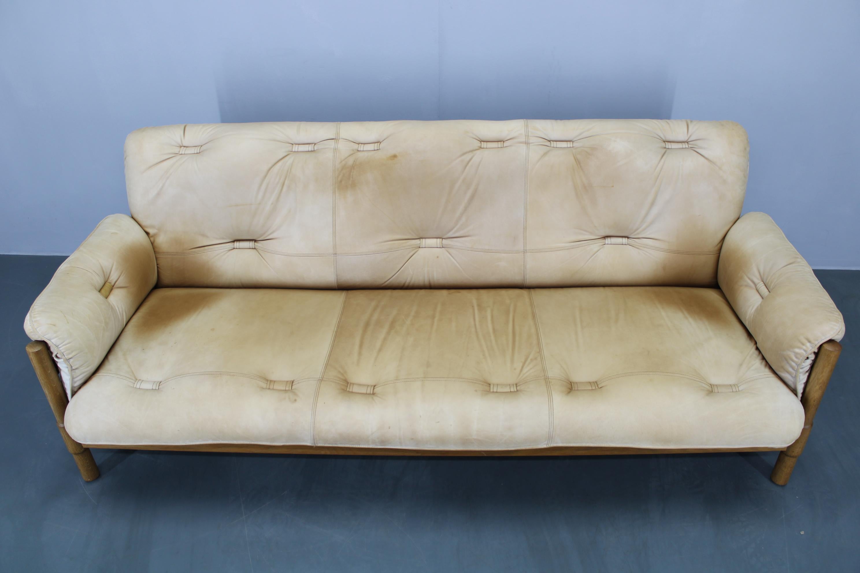 Scandinavo Divano scandinavo a 3 posti in Oak del 1960 con rivestimento in pelle pregiata in vendita