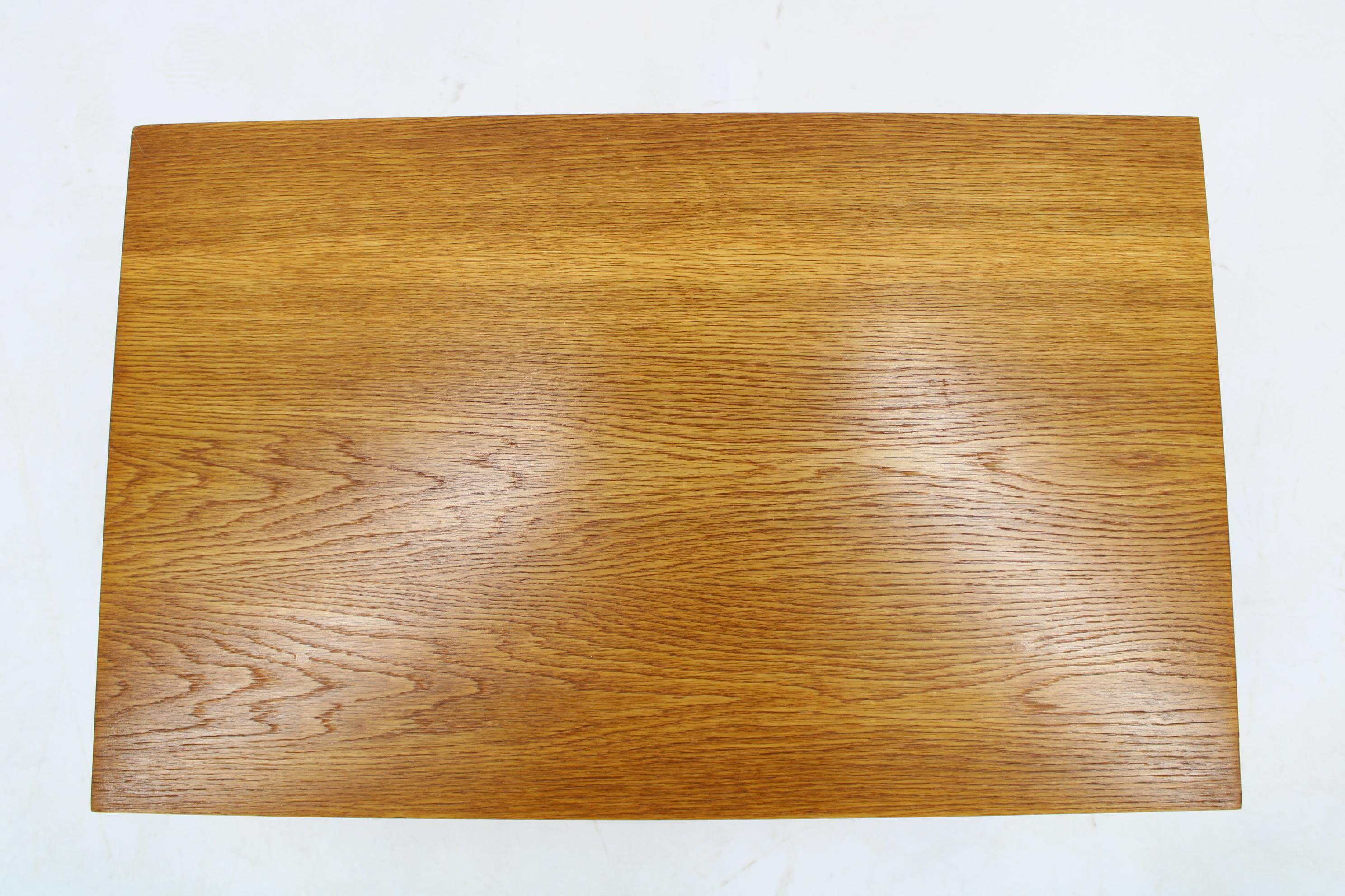 1960s Oak Side/Coffee Table, Czechoslovakia In Good Condition For Sale In Praha, CZ