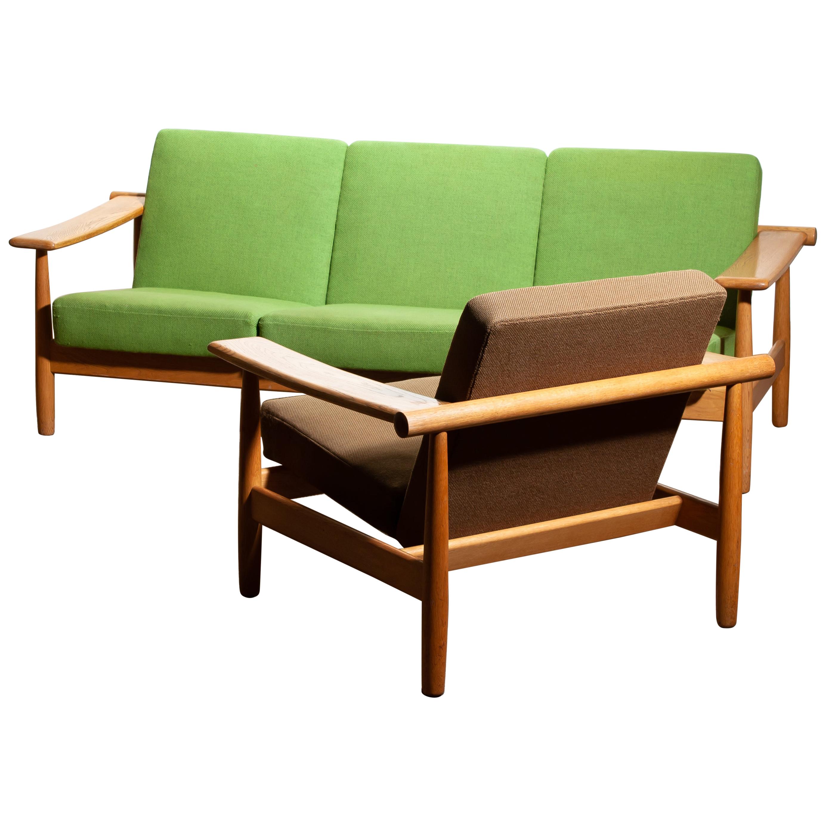 Beautiful oak sofa and lounge chair / living room set from the 1960s made in Denmark.
The oak frames are in good condition.
The fabric is in fair condition like the pictures shows.
Beautiful set!