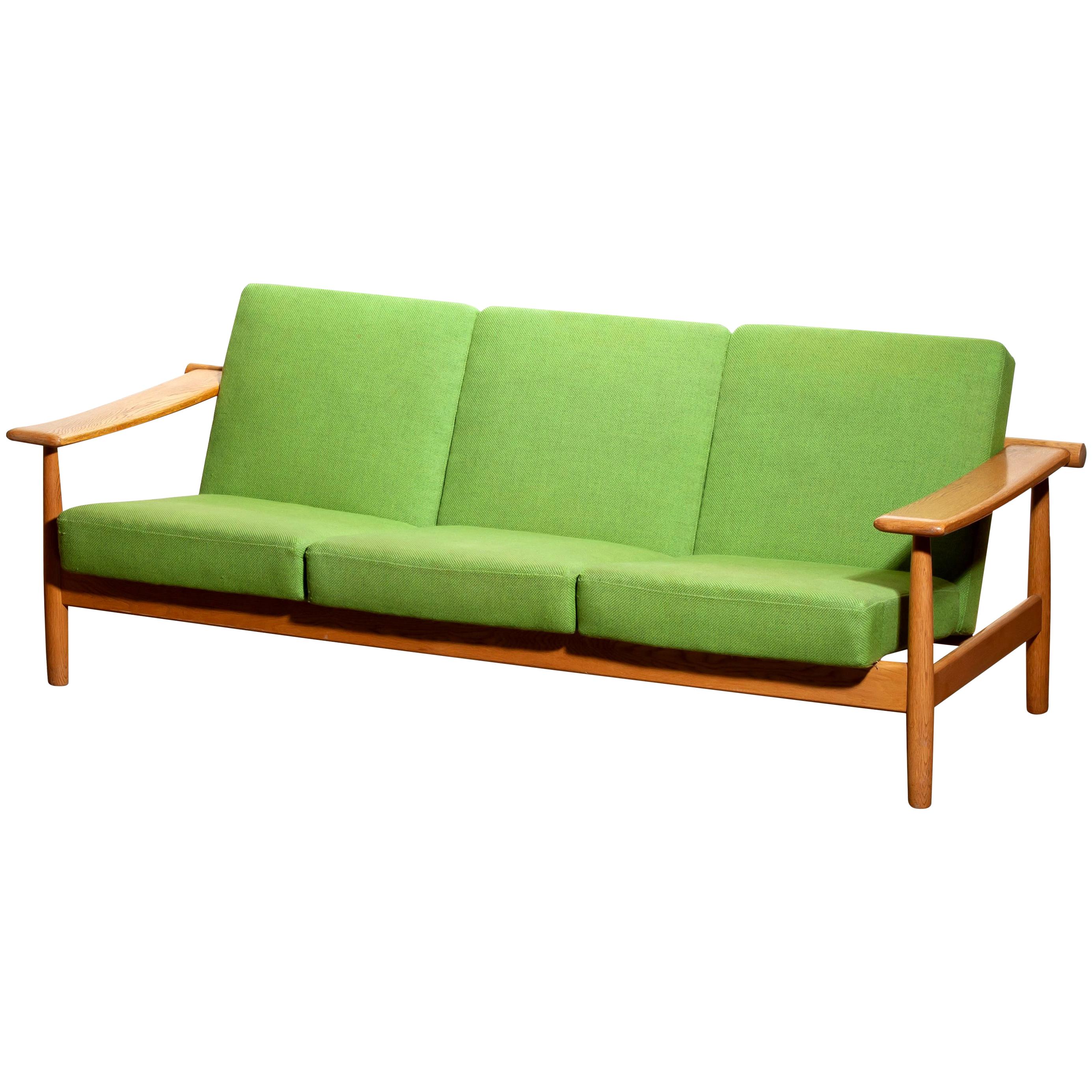 Beautiful oak sofa from the 1960s made in Denmark.
The oak frame is in good condition.
The green fabric is in fair condition like the pictures shows.




 