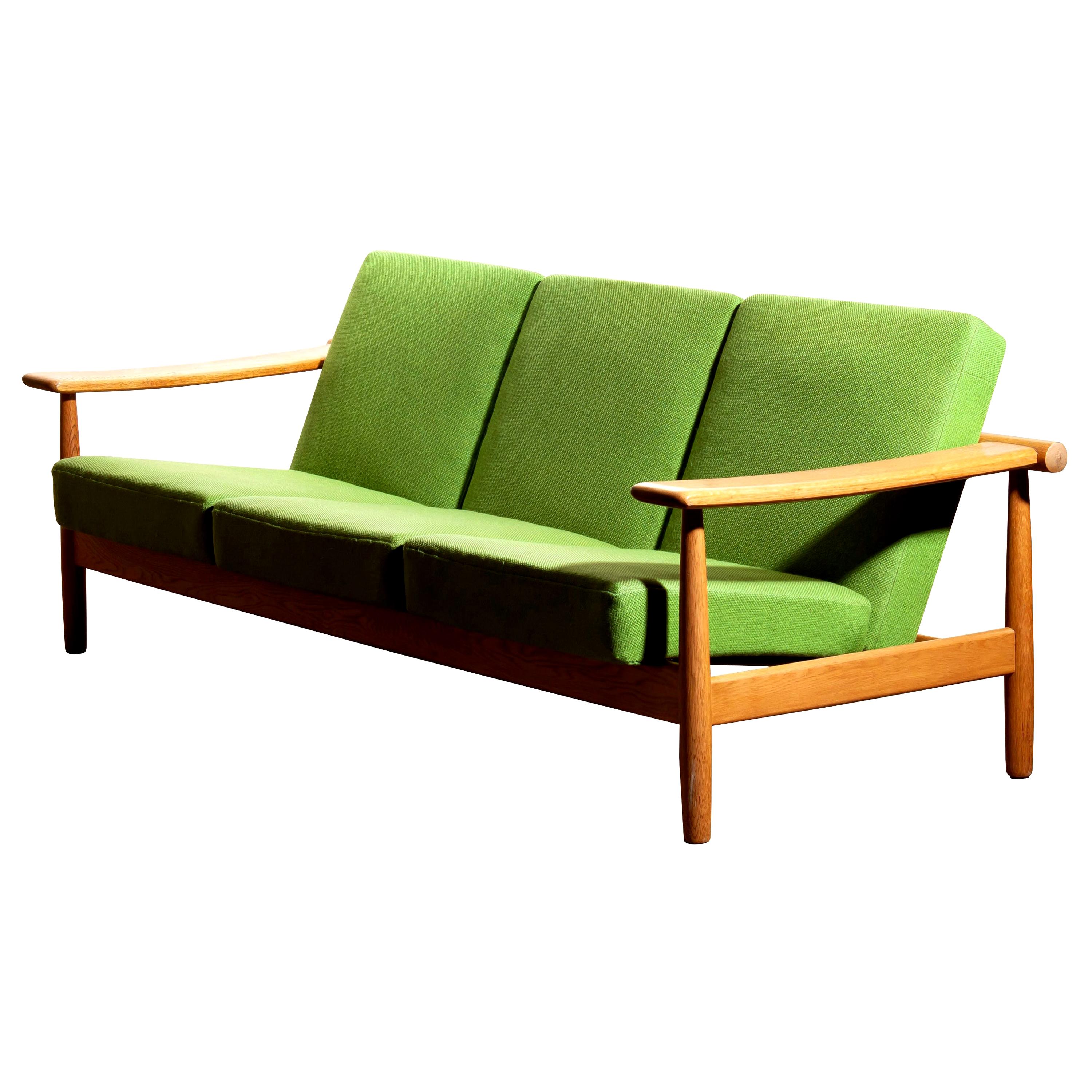 Beautiful oak sofa from the 1960s made in Denmark.
The oak frame is in good condition.
The green fabric is in fair condition like the pictures shows.




  