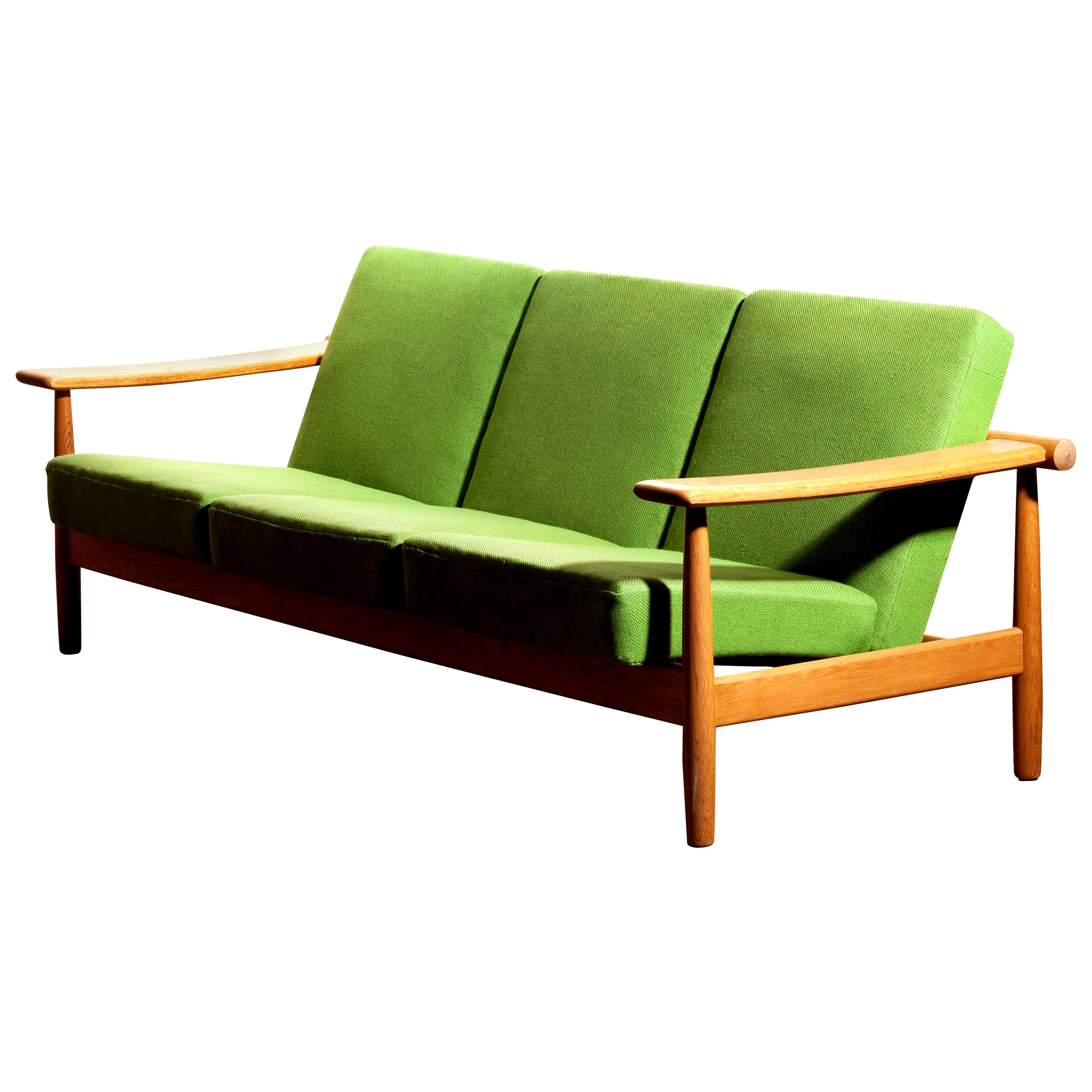 Beautiful oak sofa from the 1960s made in Denmark.
The oak frame is in good condition.
The green fabric is in fair condition like the pictures shows.




 