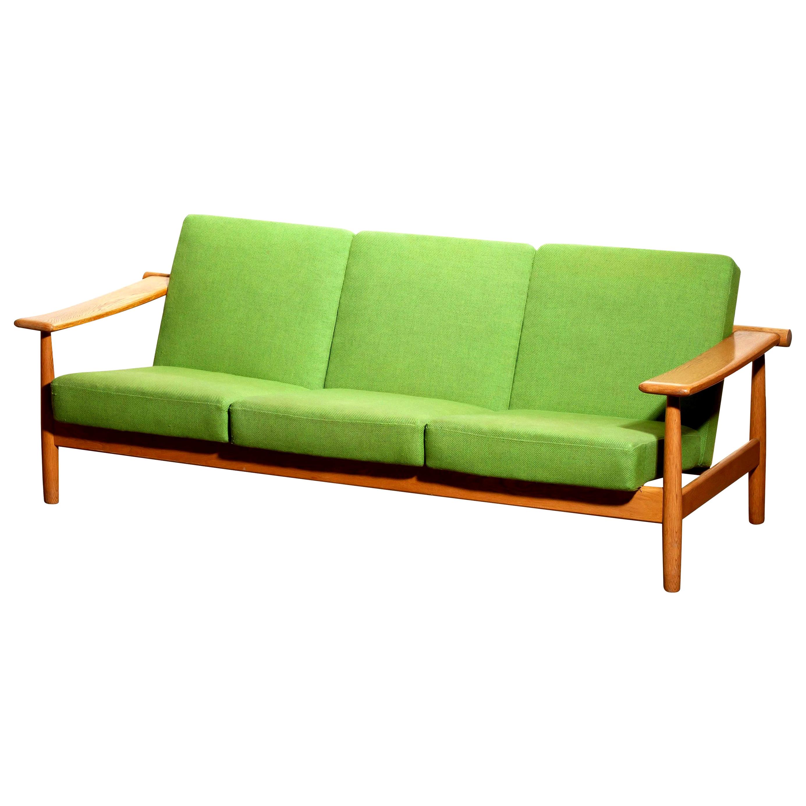 Beautiful oak sofa from the 1960s made in Denmark.
The oak frame is in good condition.
The green fabric is in fair condition like the pictures shows.




 