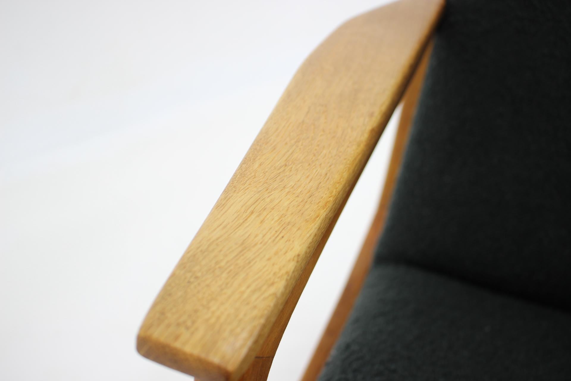 1960s Oak Wing Chair in Bouclé Upholstery, Czechoslovakia For Sale 5