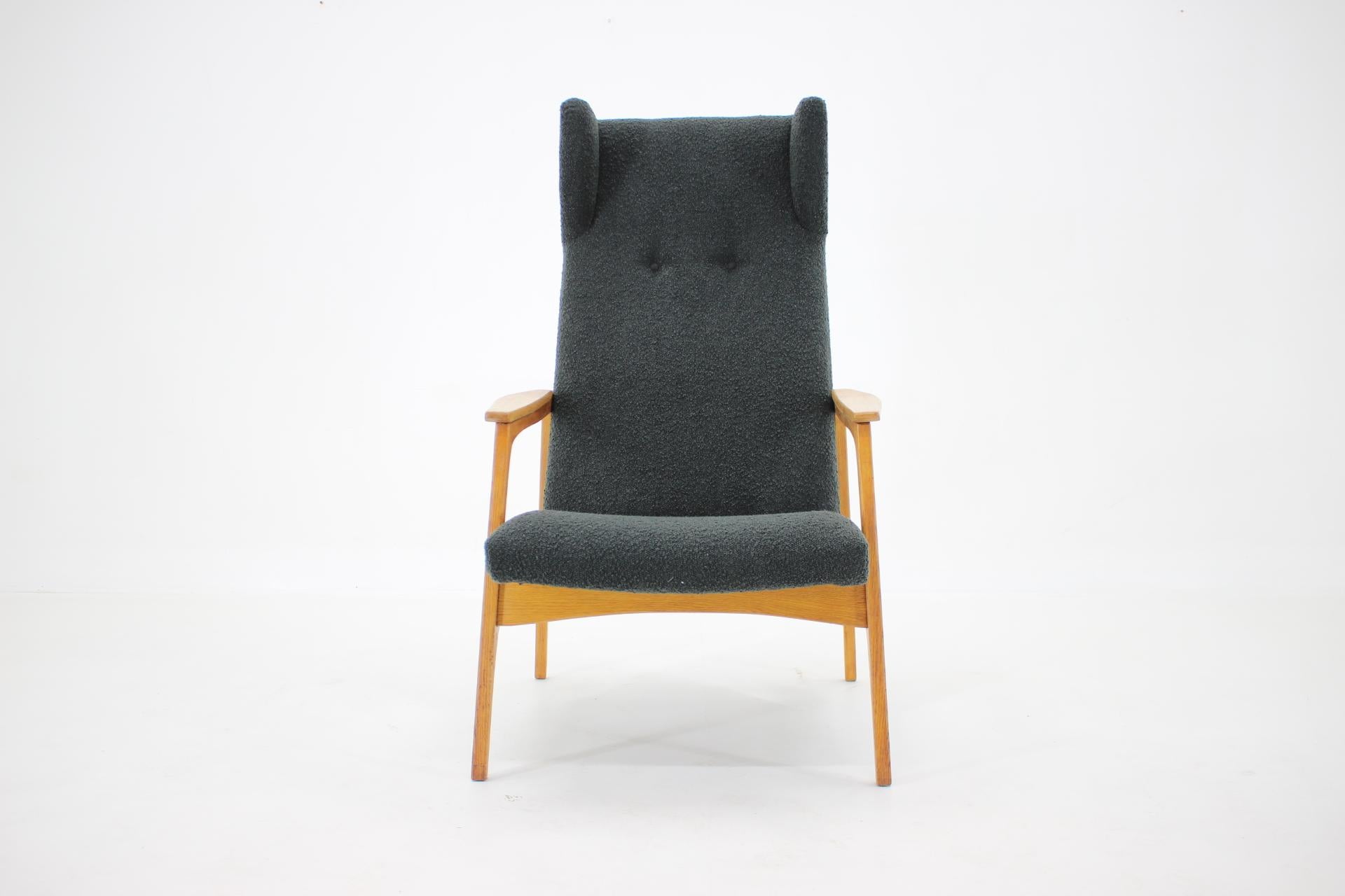 1960s Oak Wing Chair in Bouclé Upholstery, Czechoslovakia In Good Condition For Sale In Praha, CZ