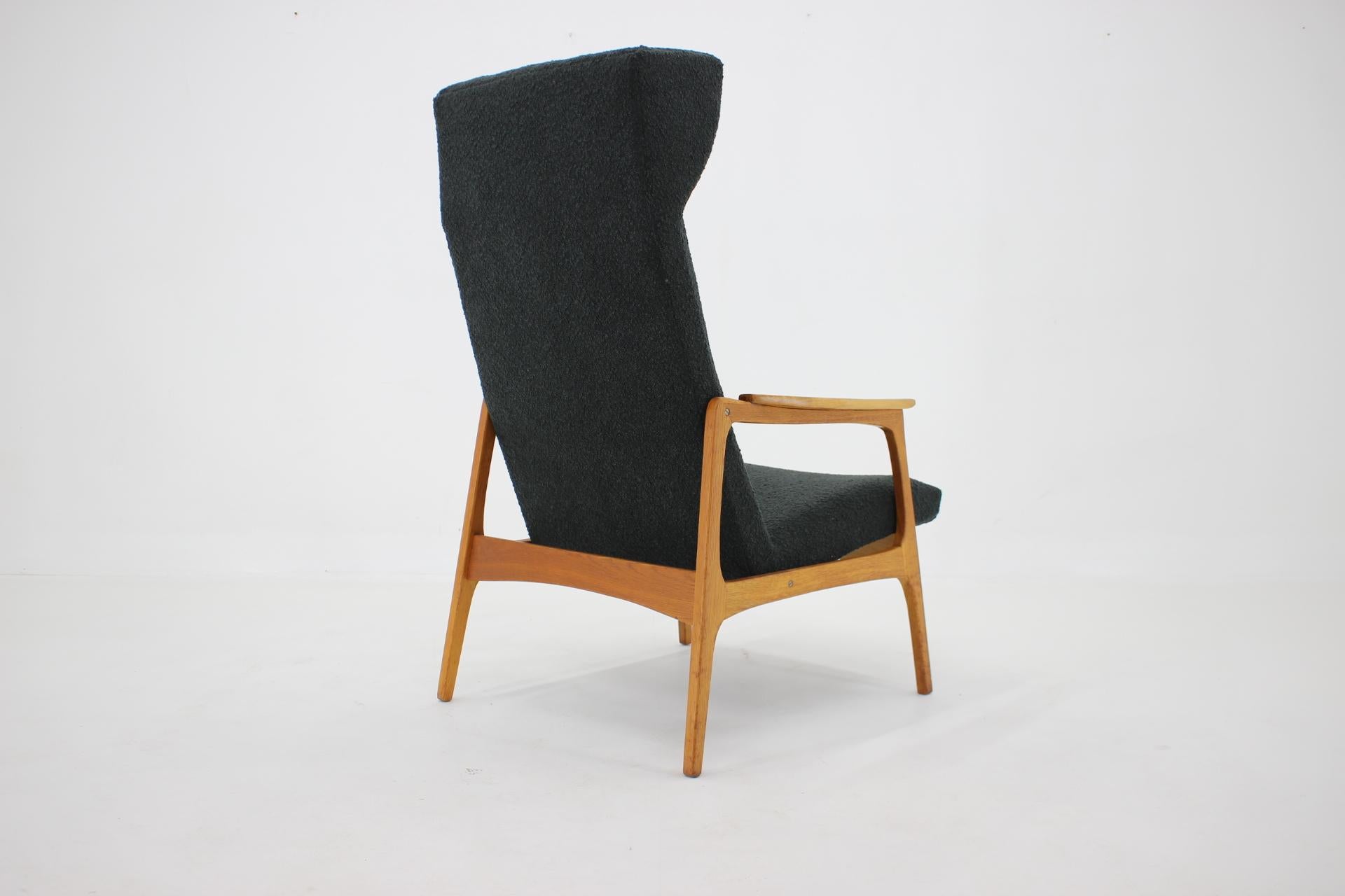 1960s Oak Wing Chair in Bouclé Upholstery, Czechoslovakia For Sale 1