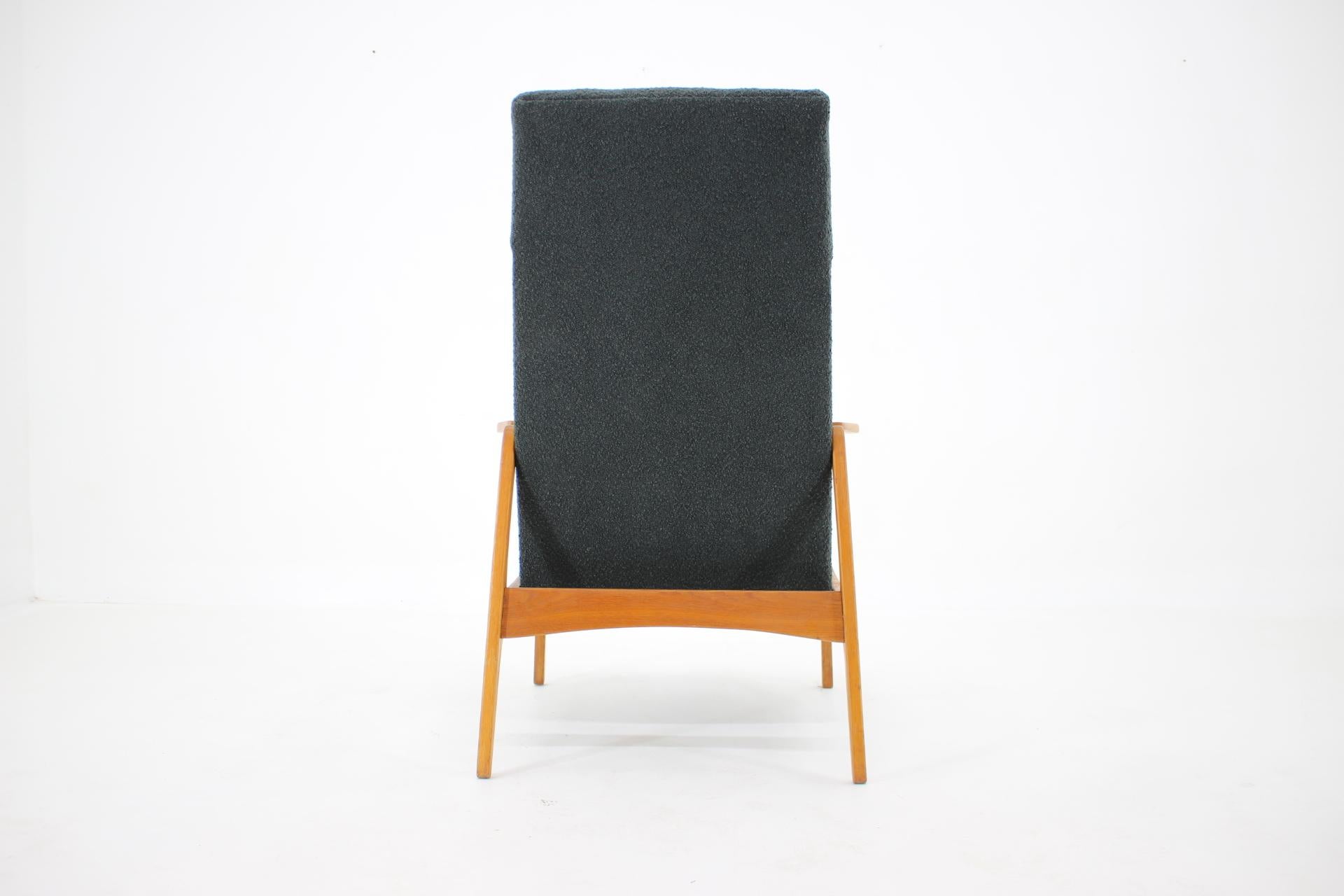 1960s Oak Wing Chair in Bouclé Upholstery, Czechoslovakia For Sale 2