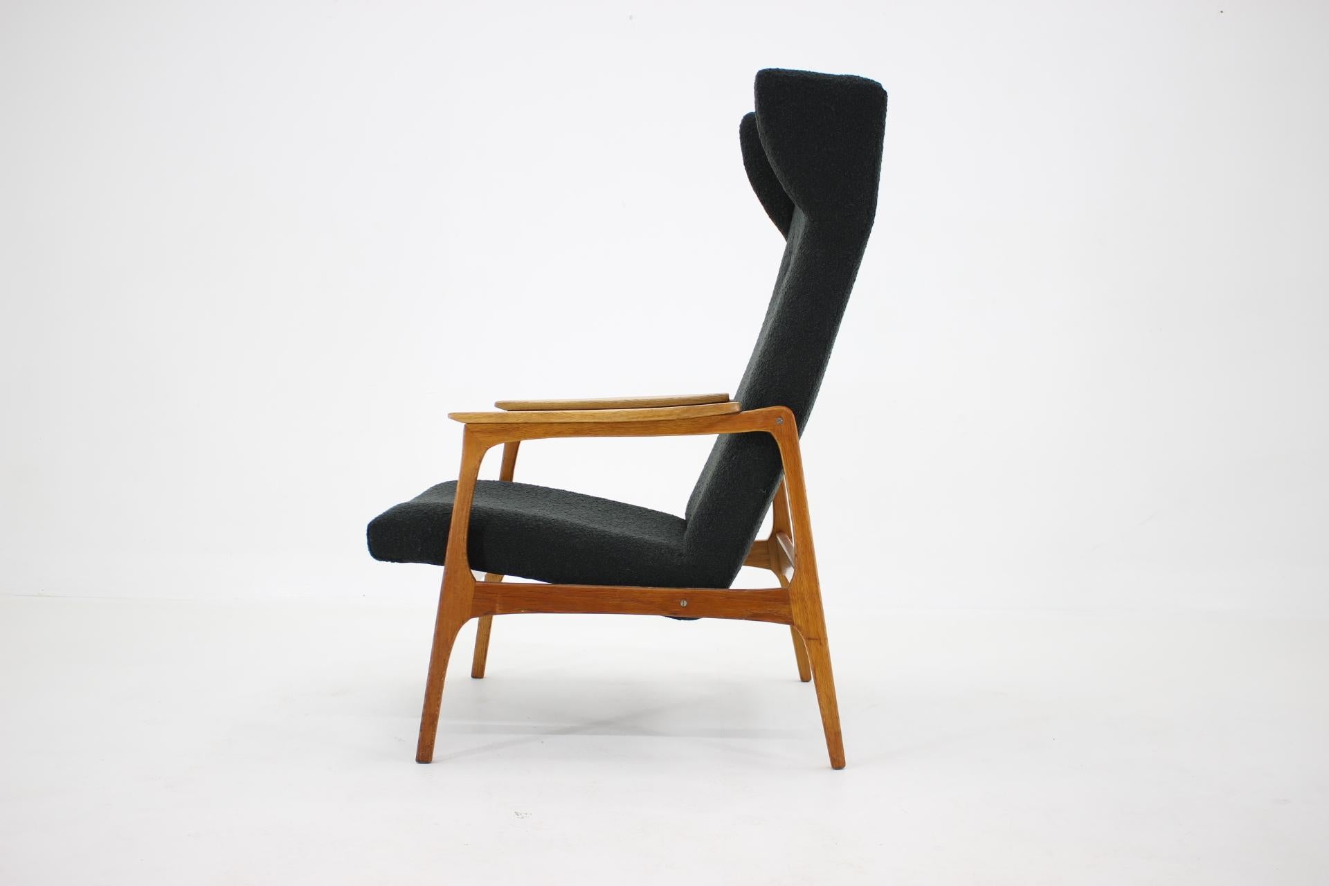 1960s Oak Wing Chair in Bouclé Upholstery, Czechoslovakia For Sale 3