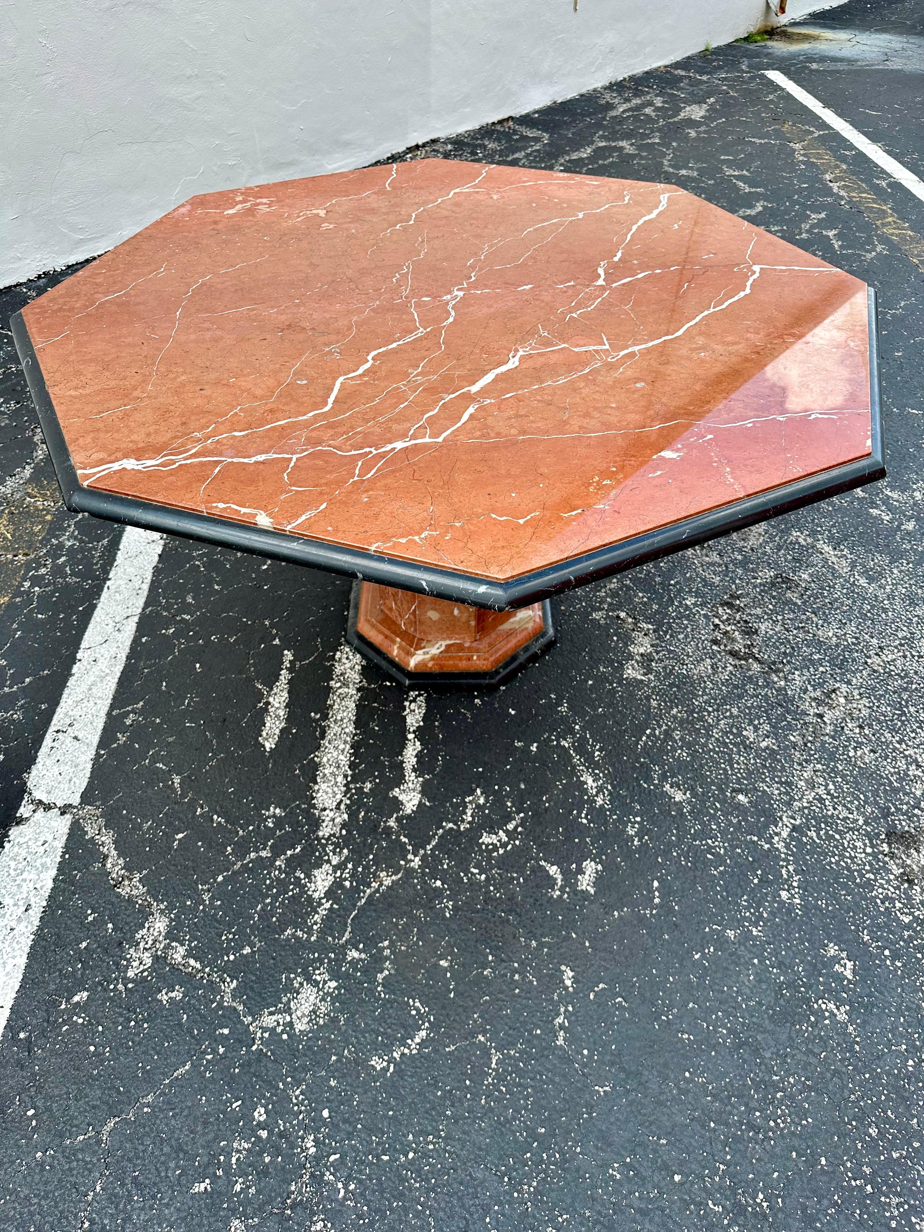 Nous vous proposons ici l'une des plus belles et des plus rares tables de salle à manger octogonales en marbre que vous puissiez espérer trouver. Le design est remarquable partout. Cette magnifique table est une pièce d'apparat qui regorge de