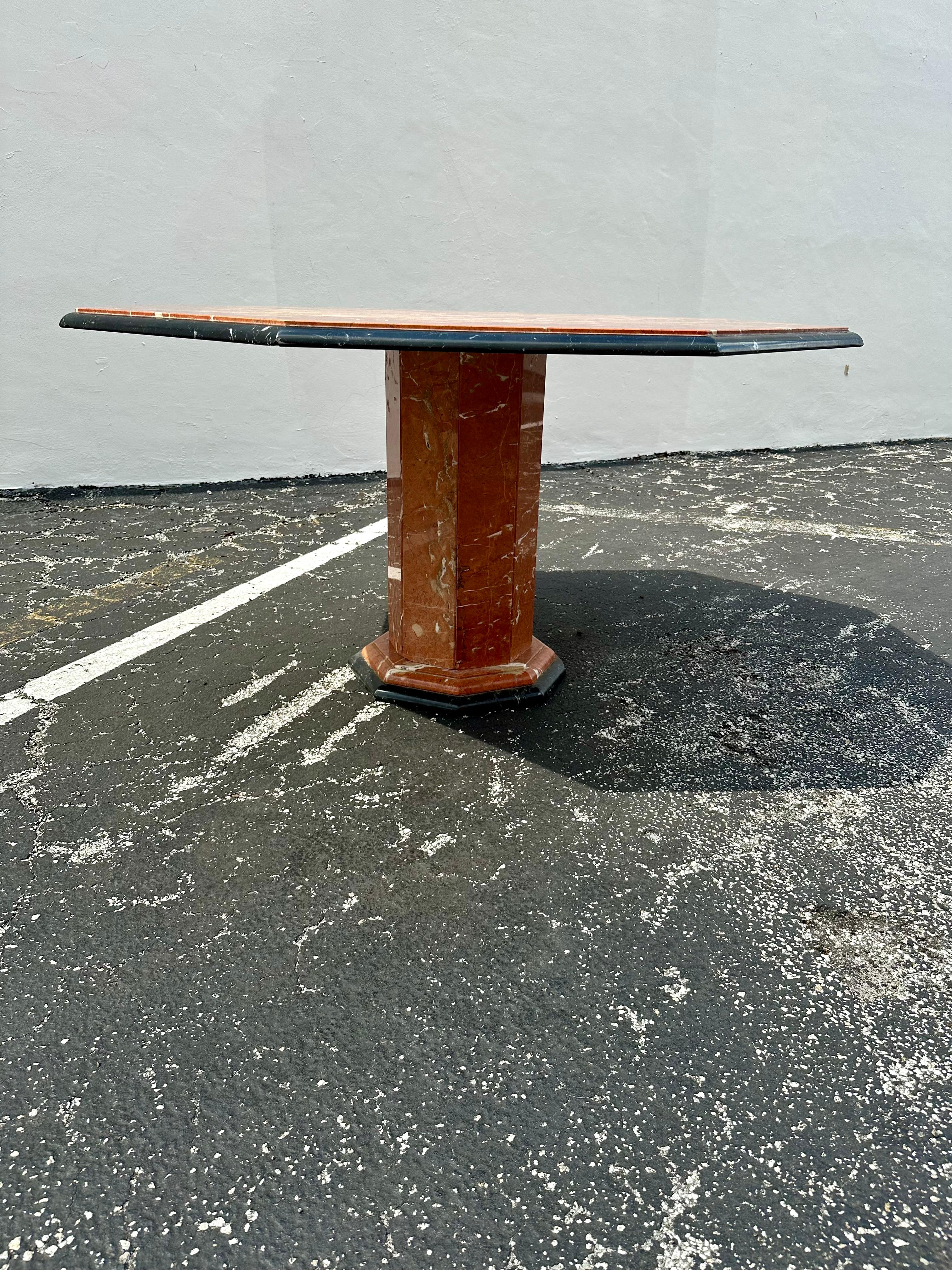 Mid-Century Modern 1960s Octagon Marble Black Red Brown Dining Pedestal Table en vente