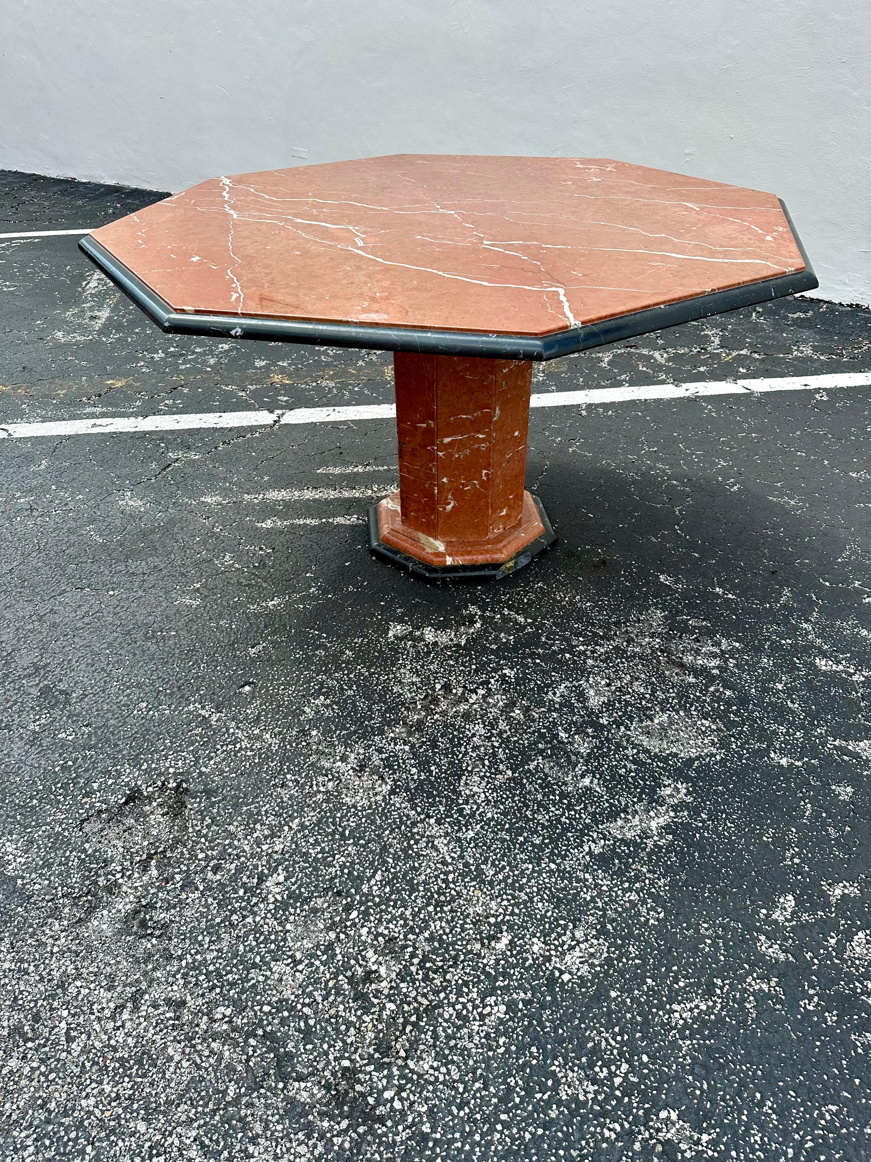 italien 1960s Octagon Marble Black Red Brown Dining Pedestal Table en vente