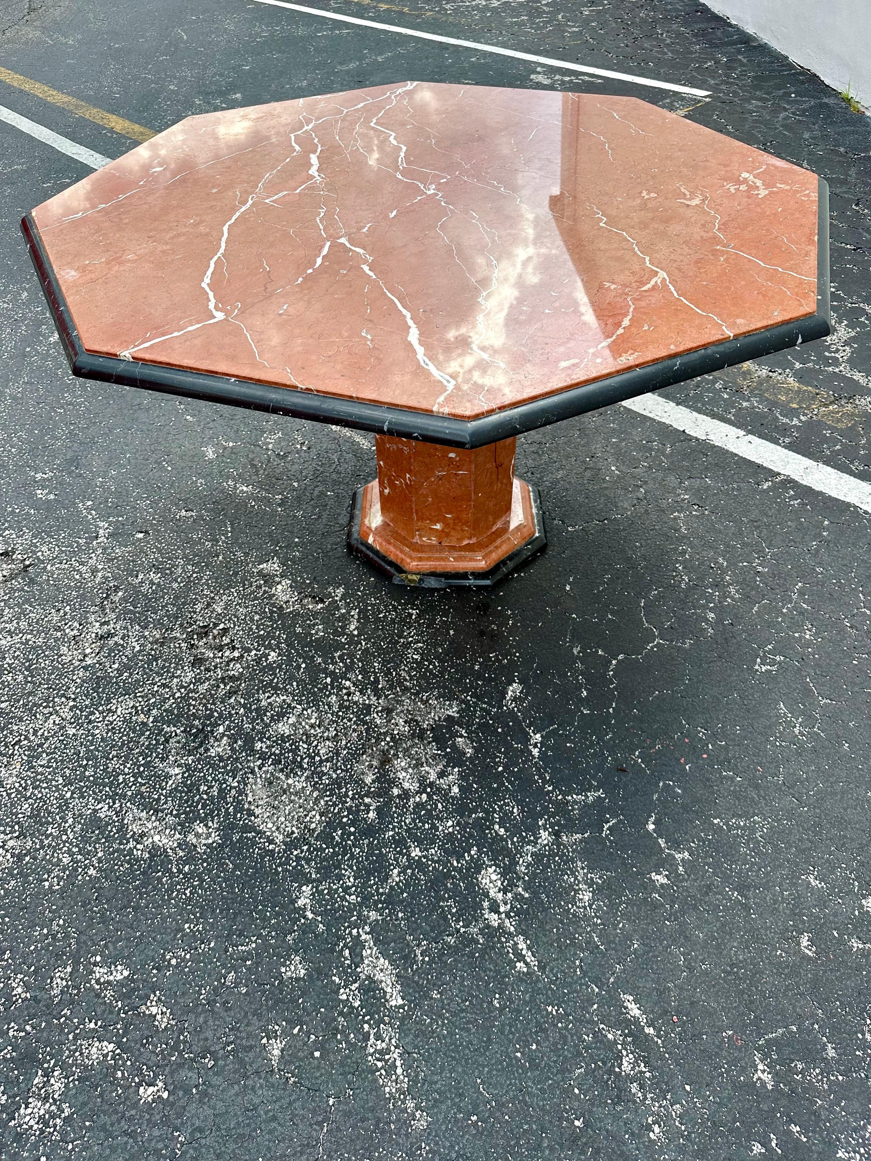 1960s Octagon Marble Black Red Brown Dining Pedestal Table Bon état - En vente à Fort Lauderdale, FL
