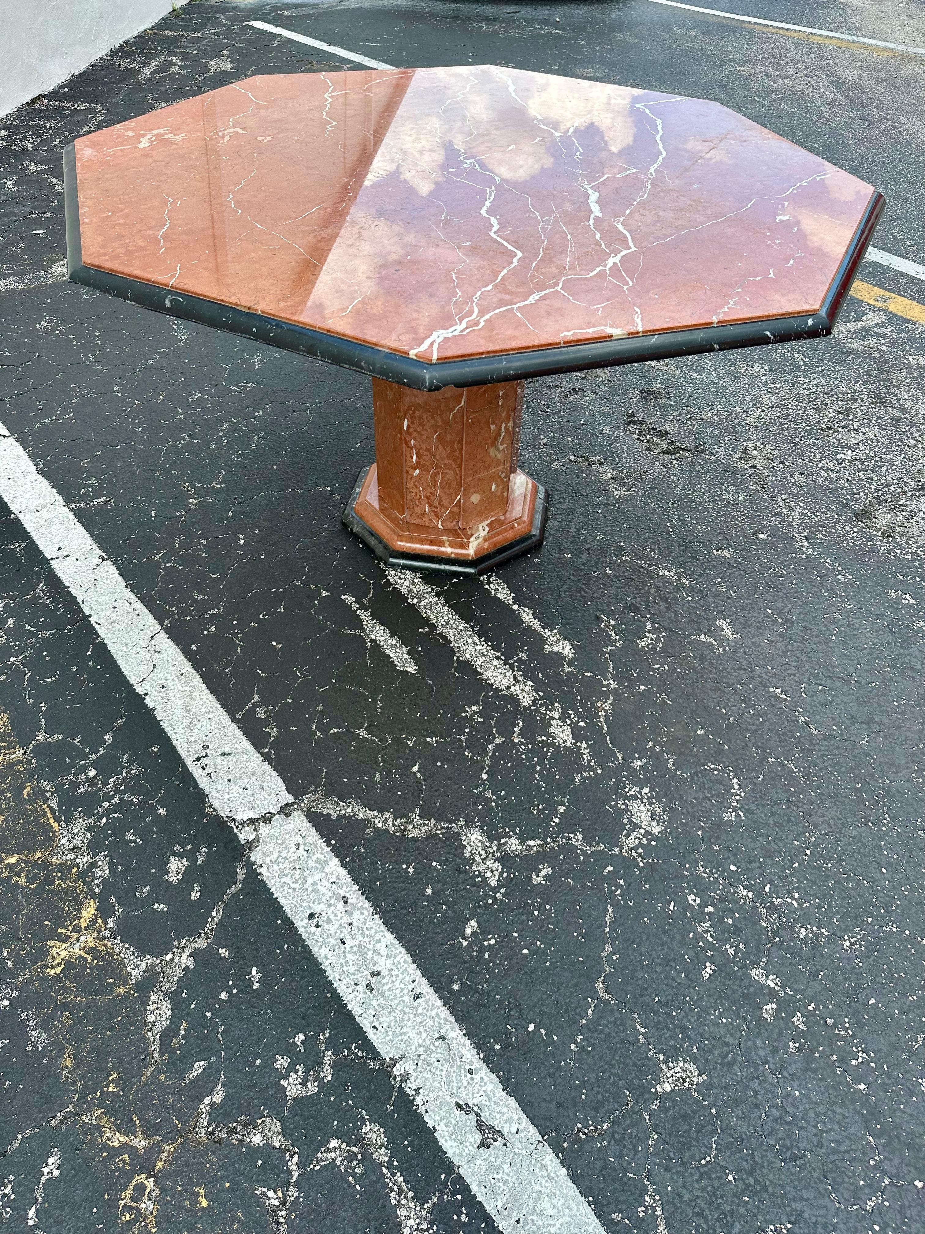 1960s Octagon Marble Black Red Brown Dining Pedestal Table en vente 1