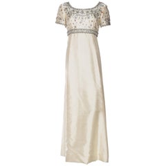 Années 1960 - Robe Crystal Radzimir en soie blanche perlée Off White Jackie O Style Mod Empire Wa