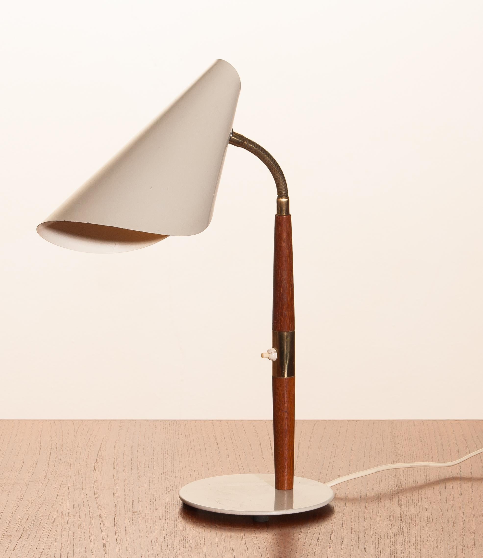 Beautiful off-white desk or table lamp with brass and teak details made by Karlskrone Lampfabrik Sweden and all in good condition.
Technically 100%. one bulb, size: E26 / E27 for 110 / 230 volts.

Period: 1960
The dimensions are: Height 50cm -