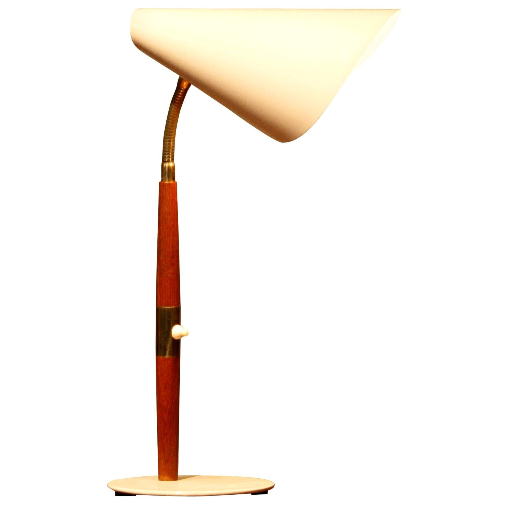 Beautiful off-white desk or table lamp with brass and teak details made by Karlskrone Lampfabrik, Sweden and all in good condition.
Technically 100%. One bulb, size: E26 / E27 for 110 / 230 volts.

Period: 1960
The dimensions are height 50 cm,